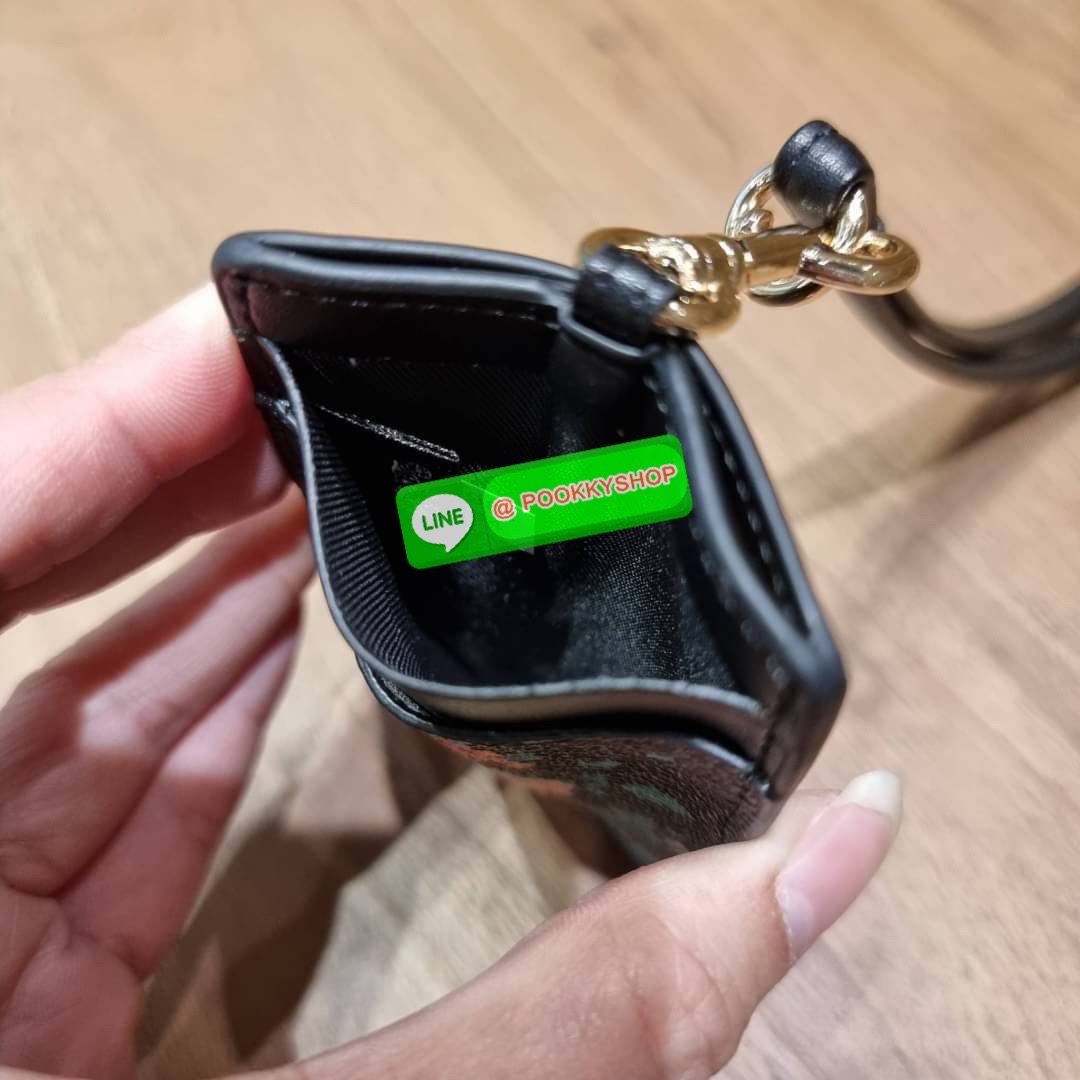 กระเป๋าใส่บัตรคล้องคอ Coach card holder ราคาพิเศษสุดๆ!!! ของหายาก!! ง่ายๆแบบไม่ธรรมดา!! คลาสสิคแต่มีดีเทลโดดเด่น!! กระเป๋าถนอมบัตร พร้อมสายคล้องคอ ดีไซน์ลวดลายสวย ดูดีทุกแบบ ใช้งานง่าย พกพาสะดวก จะใส่บัตรพนักงาน บัตรเครดิต บัตรปชช. ใบขับขี่ และบัตรอื่นๆที