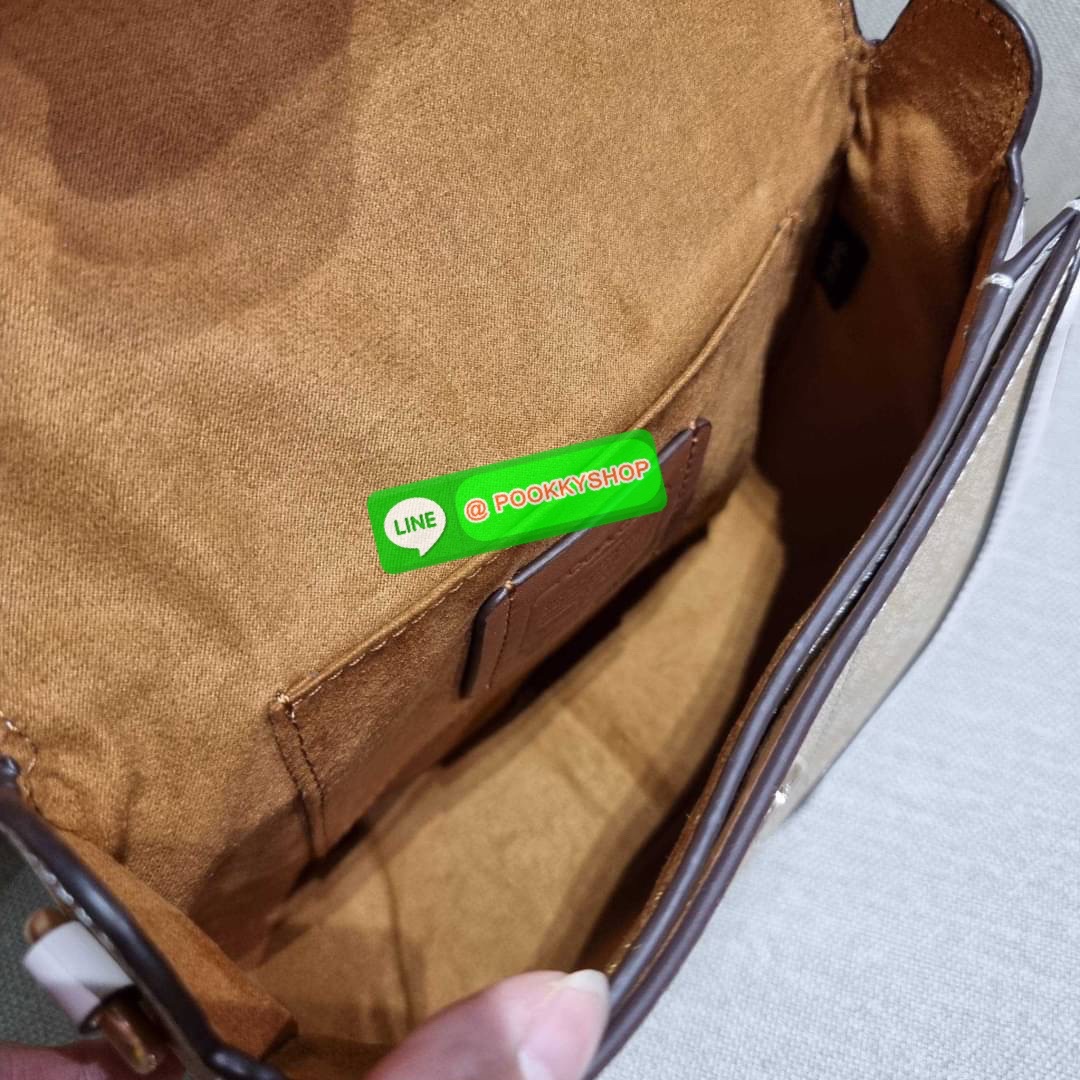 COACH C3593 GEORGIE SADDLE BAG IN COLORBLOCK SIGNATURE CANVAS WITH RIVETS ยกระดับความหรูให้กับตัวเองกันหน่อย ด้วยกระเป๋ารุ่นนี้!! ครอสบอดี้ที่ดีไซน์หรู อัพเลเวล ในราคาที่จับต้องได้ วัสดุหนังแคนวาสเคลือบสลับหนังเรียบ พิเศษไปอีกตกแต่งขอบด้วยหมุด เพิ่มดีเทลก