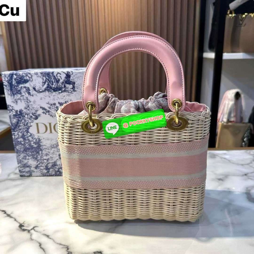 DIOR Lady Natural Wicker Bag กระเป๋าสะพายงานสาน พร้อมผ้าผูกด้านในสวยงามทรงเสน่ห์ จะถือหรือสะพายข้างด้วยสายสปอร์ตก็สวยเลิศ โดดเด่นกว่าใคร งานสวยเกินราคา คุ้มที่สุดในย่านนี้บอกเลย!!