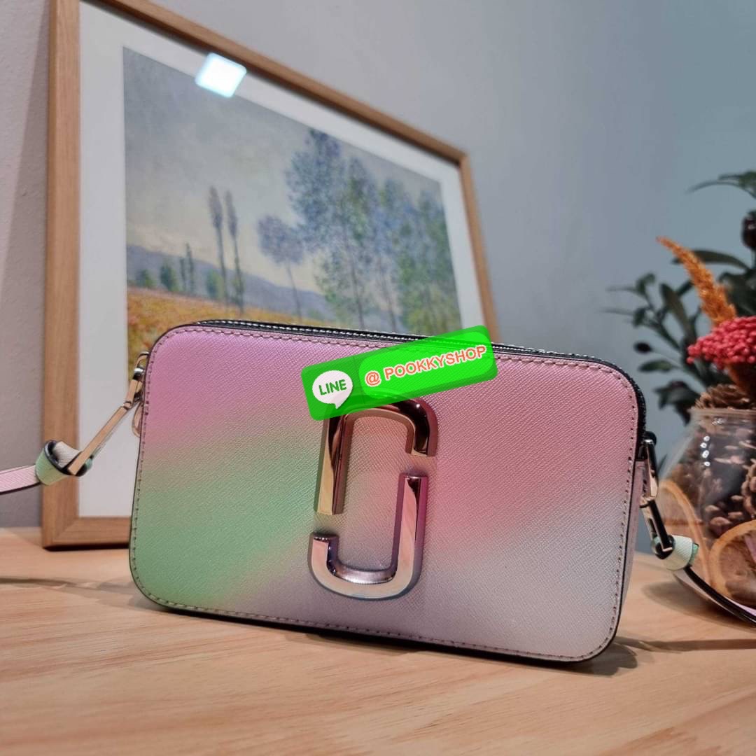 MARC JACOBS THE SNAPSHOT AIRBRUSH BAG สายหวานต้องมีแล้ว! ไอเท็มยอดฮิตที่โดดเด่นเป็นเอกลักษณ์ กับกระเป๋าสะพายข้างสุดปัง ลวดลายเพ้นท์สไตล์แอร์บรัช สวยละมุน เรียกได้ว่าไม่ซ้ำใคร!! วัสดุหนังวัว สวยอยู่ทรง เปิด-ปิดกระเป๋าด้วยซิป มีซิปหลัก 2 ช่อง แบ่งสัดส่วนไว้