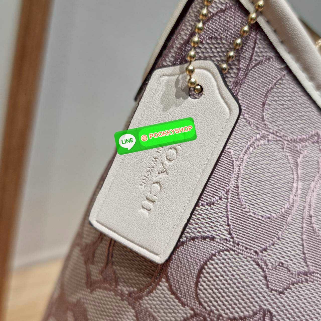 Coach CBS71 Laurel Signature shoulder bag มาใหม่เลย! กับกระเป๋าสะพายทรงยอดฮิต ในโทนสีน่ารักสุดจะคิวท์ มีให้ทั้งสายคล้องไหล่ และสายสะพายข้าง ใช้แมทช์ได้กับทุกลุคทุกสไตล์ ภายในเป็นช่องโล่ง มีซิปและช่องย่อย จุของได้เยอะกว่าที่เห็นมากๆ