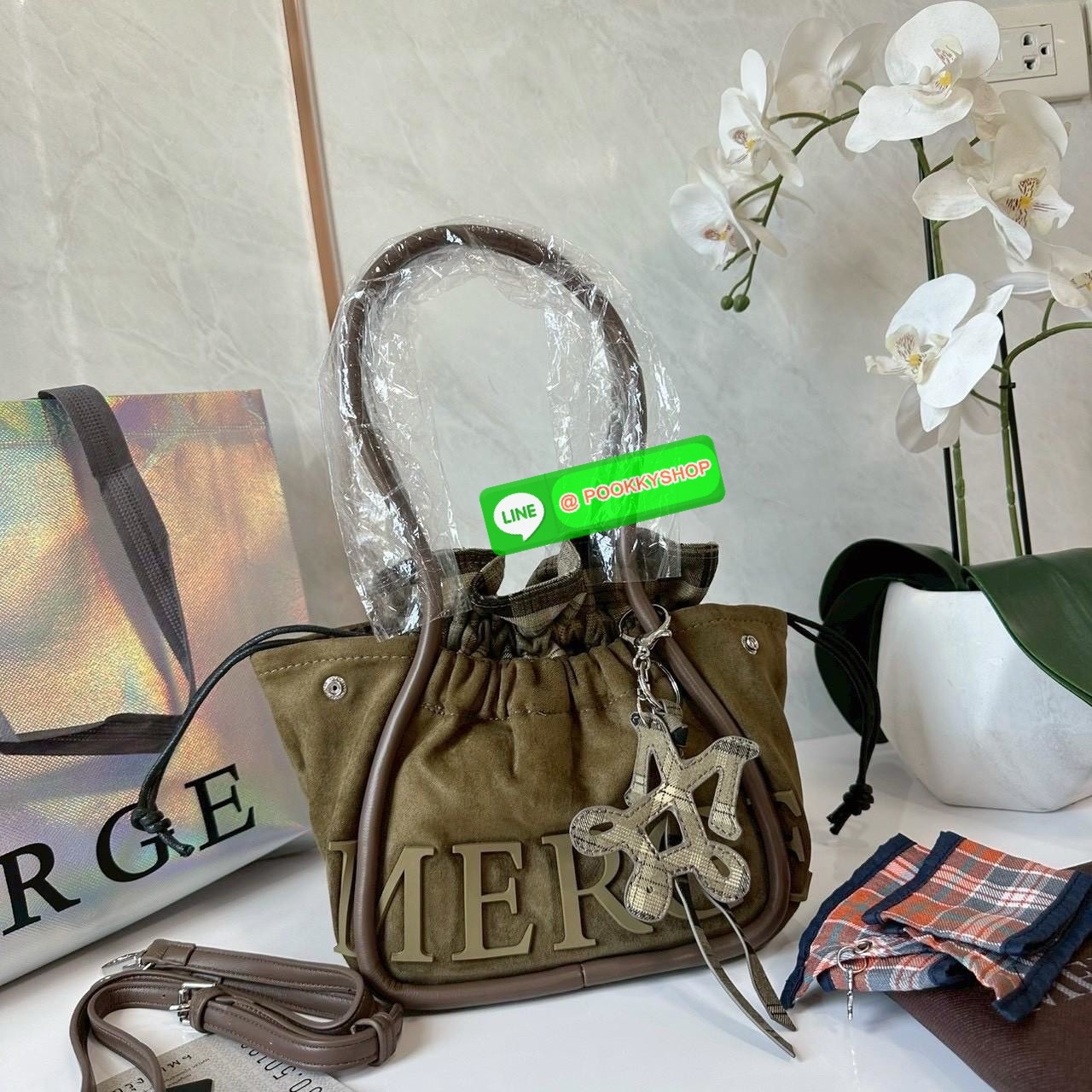 A Day Bag Mini’ in suede กระเป๋าหนังกลับเนื้อเนียน สายเกาหวานปนเท่ MERGE คอลเลกชันพิเศษ ดีไซน์เก๋พร้อมพวงกุญแจลายพิเศษ เข้าเซ็ตสุดคุ้ม!ใบเล็กสามารถ พกพาง่าย น้ำหนักเบา กระเป๋าหูรูดด้านใน ผลิตจากผ้าลายสก็อต ตัวกระเป๋ามี Snap ด้านข้าง ที่สามารถพับปีกกระเป๋า