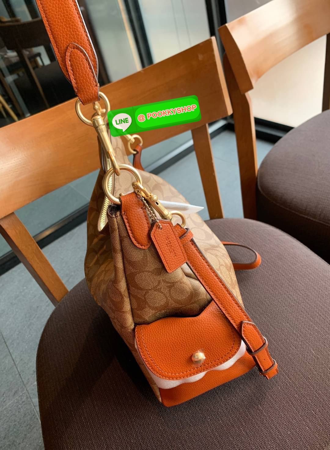 COACH PENNIE SHOULDER BAG ((C1523)) พร้อมส่ง! ✔️กระเป๋าหิ้ว//คล้องไหล่//สะพายข้างได้ สุดคุ้ม! ✔️ใบใหญ่ ทรงสวยใส่ของได้จุมาก หนังแท้ หนังนิ่ม สัมผัสแล้วหลงรักแน่นอนค่ะ ✔️ปากกระเป๋ากว้าง ล้วงหยิบของสะดวกมากๆ ภายในกระเป๋าโล่งกว้าง สัมภาร