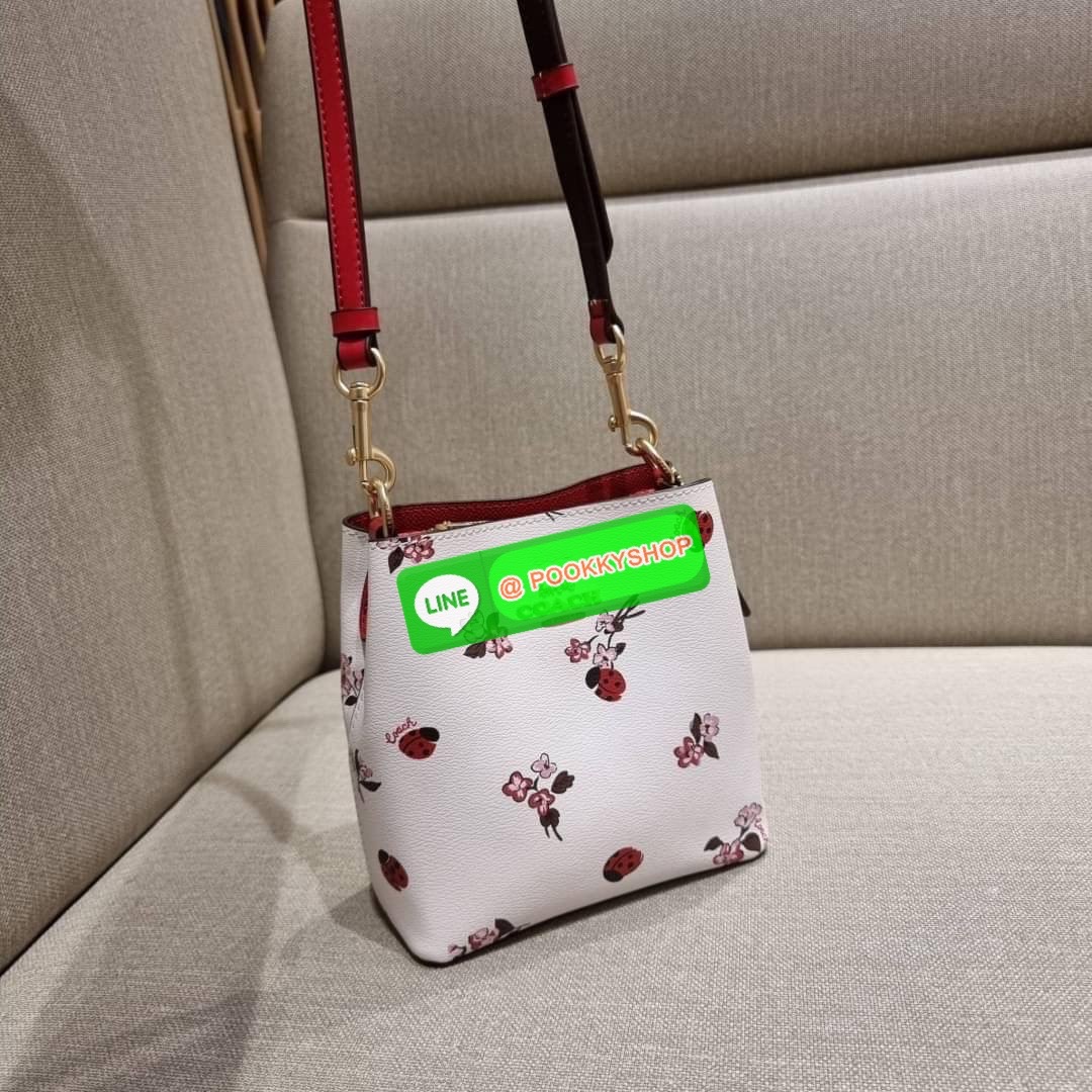 COACH 7267 MINI TOWN BUCKET BAG WITH BUFFALO PLAID PRINT คอลเลคชั่นใหม่ล่าสุด!! น้องสาวคนสวยมาแล้วจ้า สีแดงโดดเด่นต้อนรับเทศกาลคริสต์มาส 🎅🎄 กระเป๋าบัคเก็ต ไซส์มินิ ใบจริงน่ารักม้าก!! น่าใช้แบบที่สุด วัสดุหนังแคนวาสเคลือบลาย สวยคม เปิด-ปิดด