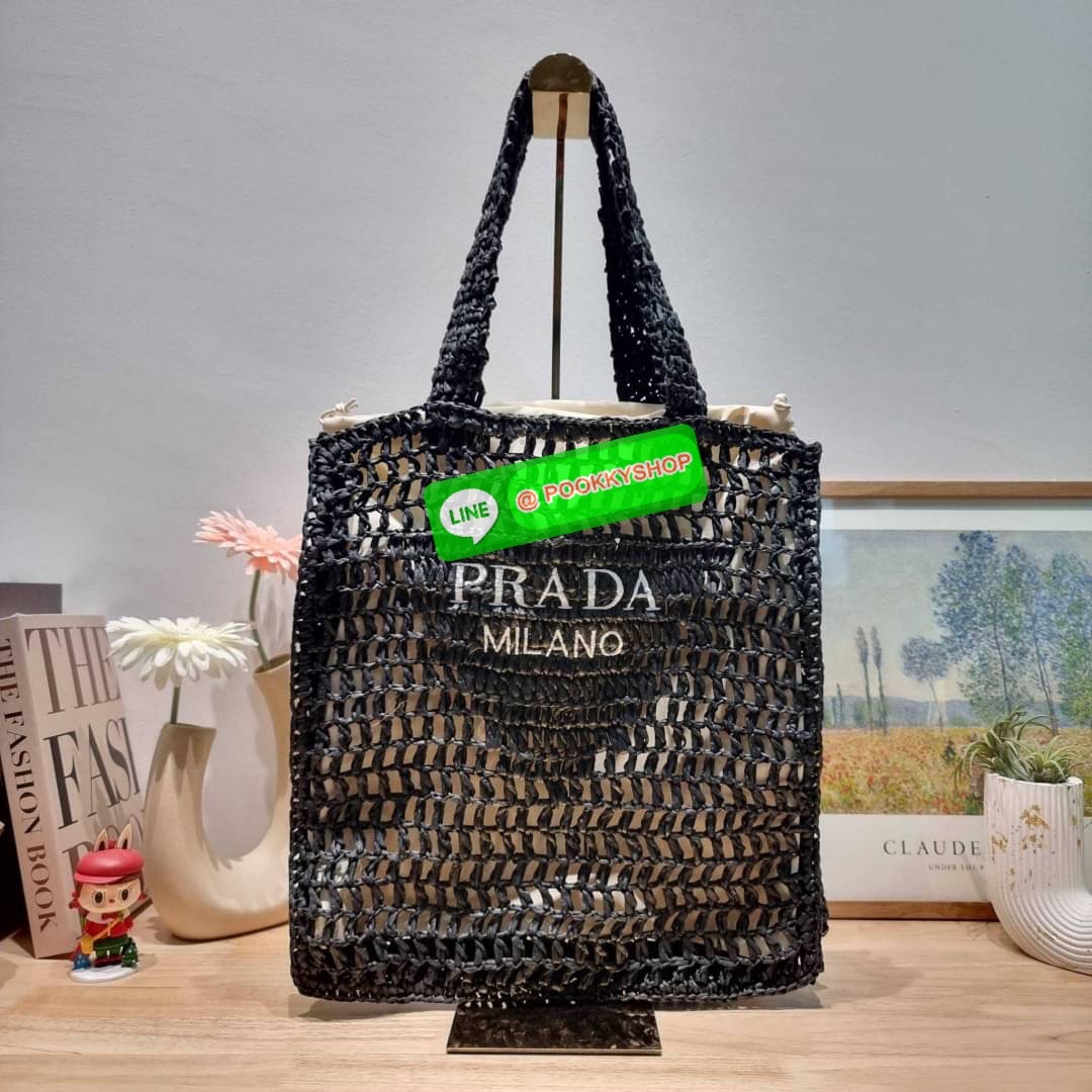 PRADA RAFFIA TOTE BAG สวยไม่ซ้ำใคร สไตล์บีช เหมาะมากกับการสะพายไปเที่ยวทะเล หรือจะใช้ในวันสบายๆก็ตอบโจทย์ กับกระเป๋าสะพายสานใบใหญ่ ตัวกระเป๋าเป็นวัสดุสังเคราห์จากธรรมชาติ สานทอเต็มใบออกมาเป็นลวดลายสวยงาม มีกระเป๋าซับในให้ สำหรับใส่ของเป็นสัดส่วน และรูดปาก