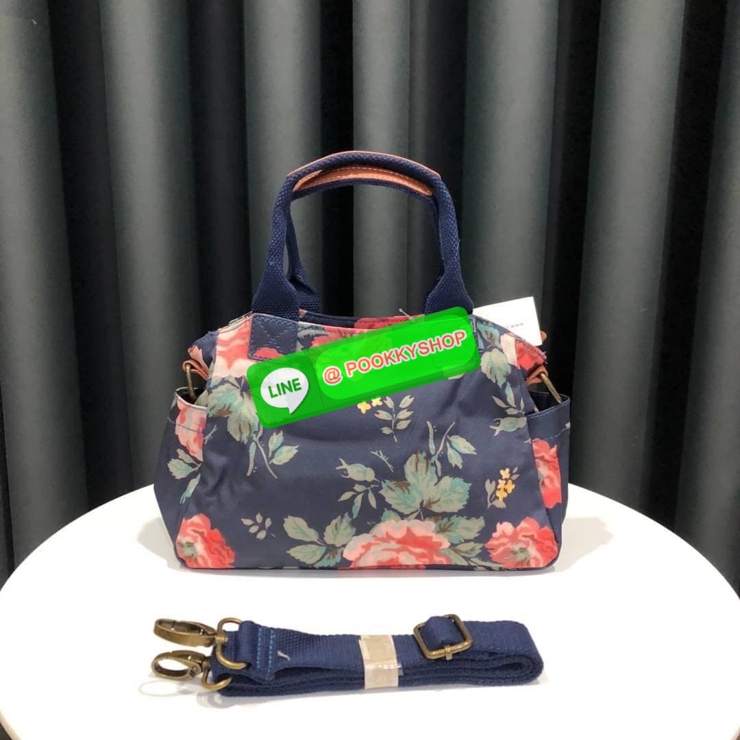 Cath Kidston Mini day Bag กระเป๋าถือหรือสะพายสุดชิค เหมาะสำหรับใช้สะพายในวันทำงานหรือวันสบายๆ เก็บของใช้ระหว่างวันได้เยอะค่ะ เปิด-ปิดด้วยซิป ด้านในมี 1ช่องใหญ่ ช่องซิป 1ช่องและช่องเล็กให้แยกเก็บมือถือของจุกจิก สวยคุ้มมากๆ มีหูจับ มาพร้อมสายสะพายยาวปรับระด