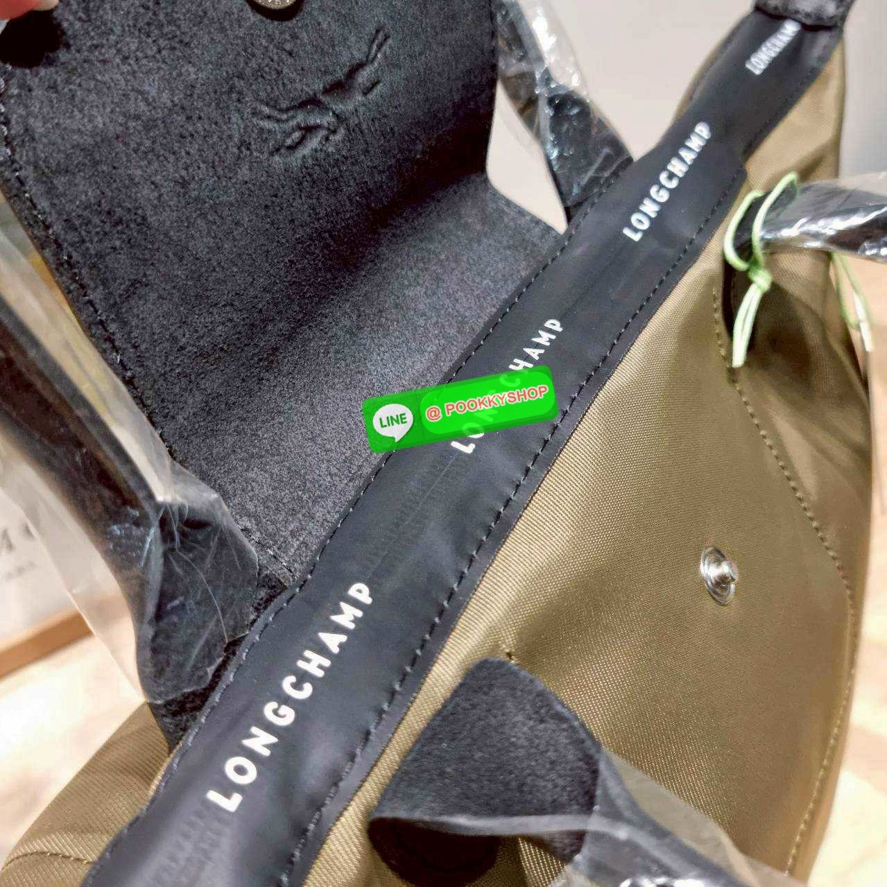 Longchamp le pliage energy M tote bag 🔆 Details เป็นอีกรุ่นที่แรงมาก จึ้งมาก! กระเป๋าสะพายไหล่ทรงโท้ท รุ่นยอดฮิต ดีไซน์ใหม่ให้ความสปอร์ตตี้มากขึ้น มาพร้อมขนาดใหม่ที่หลายๆคนรออยู่ น้ำหนักเบา ดีไซน์เรียบง่าย แต่ดูแพง ปากกระเป๋าออกแบบให้มีฝาปิดและซิป