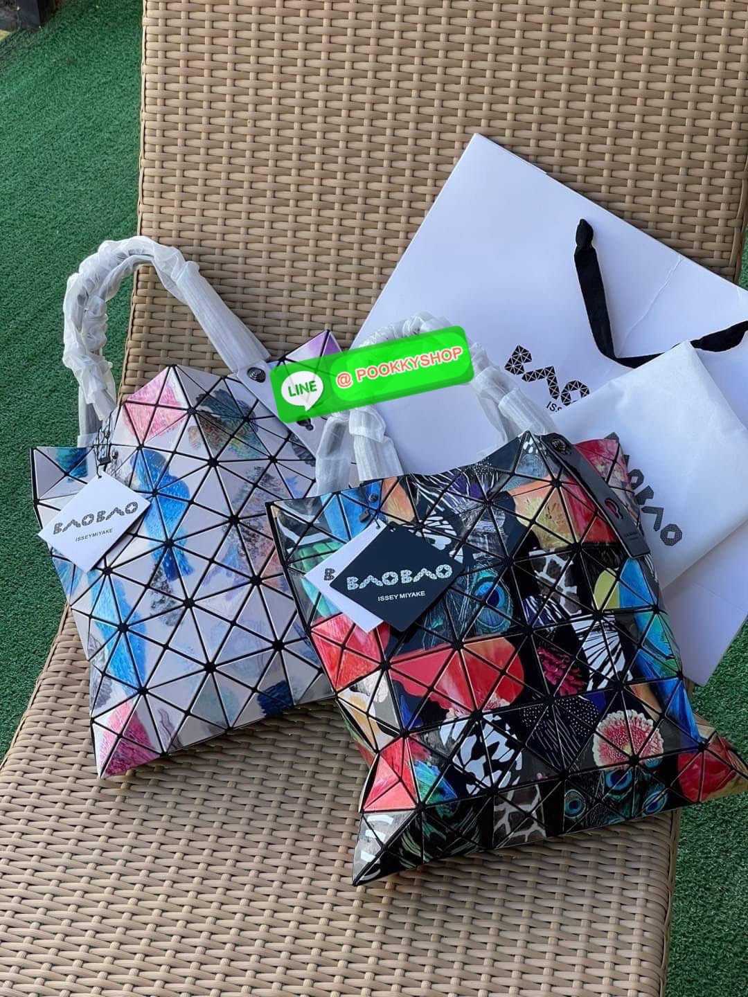 Baobao Issey Miyake Creature Geo Flat Tote Bag คอลเลคชั่นใหม่ล่าสุด ที่ผสมผสานแพทเทิร์นลวดลายใหม่อันน่าสนใจเอาไว้ เป็นซีรีส์ที่ถ่ายทอดถึงความงดงามของรูปทรงที่เคลื่อนไหวอย่างอิสระ ซึ่งถูกรังสรรค์ขึ้นตามห้วงอารมณ์อย่างไม่มีรูปแบบ ตำแหน่งการจัดวางแพทเทิร์นขอ
