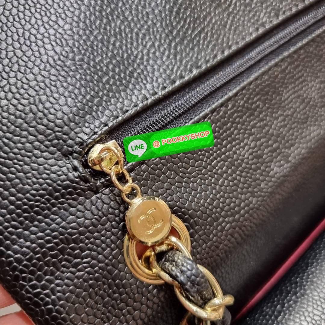 RESTOCK!! HOT ITEM!! Chanel premium for gift กระเป๋าสะพายหนังสังเคราะห์ลายคาร์เวีย อะไหล่พร้อมโซ่สะพายสีทอง ตัดกับกระเป๋าได้อย่างลงตัวและโดดเด่น เปิด-ปิดกระเป๋าด้วยตัวบิดล็อค ภายในกระเป๋ามีฝาปิดอีก 1 ชั้น บุหนังสีแดงโลโก้เด่น คม ชัด!! มีช่องโล่งกว้างจุของ