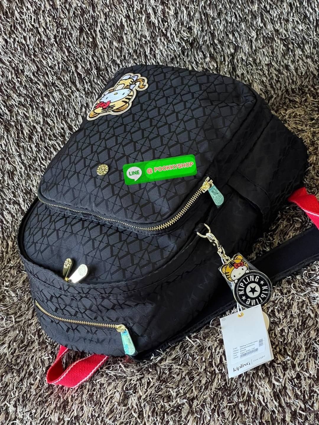 Mini Kipling Delia Mini Hello Kitty Backpack หากคุณกำลังตามหากระเป๋าเป้ที่มีขนาดกำลังดี ดีไซน์สวยเก๋ และโดดเด่นไม่ซ้ำใคร เราขอแนะนำกระเป๋ารุ่นนี้ที่เป็นการคอลแลปส์ระหว่าง 2 แบรนด์ มาพร้อมสีดำที่ทำจากวัสดุคุณภาพดี ทนทาน และป้องกันกระเป๋าเปื้อนง่าย ซึ่งนอกจ