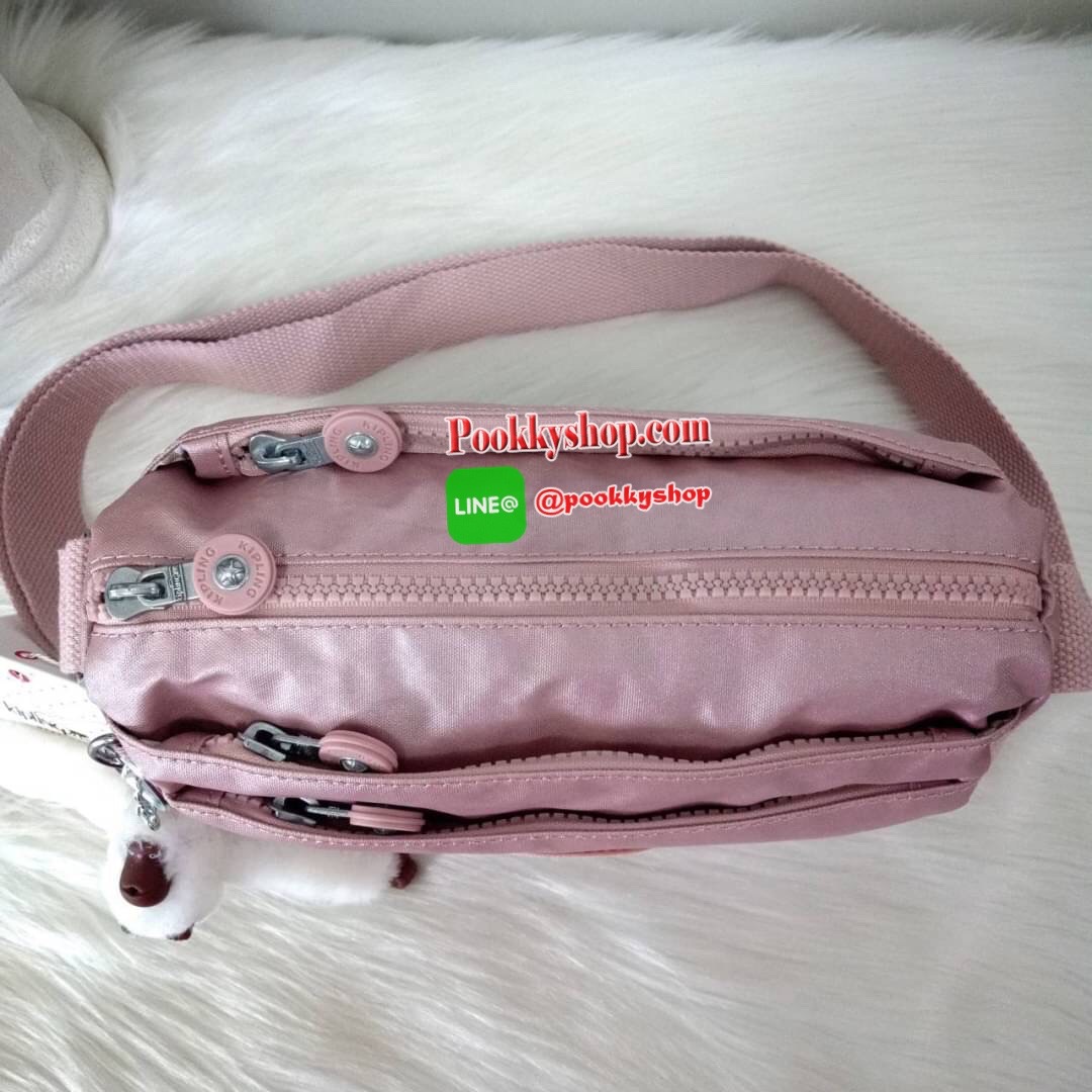 KIPLING Mini Crossbodybag กระเป๋าสะพายข้างขนาดกะทัดรัด ผลิตจากวัสดุ Nylon+ Polyester100% มีช่องใช้งานแยกย่อยมากถึง 4 ช่อง -ด้านหน้ามีช่องซิป 2 ช่อง -ช่องหลักโล่ง กว้าง จุของใช้ได้เยอะ -ด้านหลังมีช่องซิปอีก 1 ช่อง มาพร้อมพวงกุญเเจลิง สายสะพายยาวสามารถปรับไ