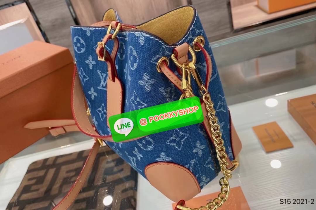 LV Vintage Denim Bag 8” Description: กระเป๋าวินเทจที่ทำจากผ้าเดนิมลวดลายโมโนแกรม ที่จับ ฐาน สายสะพาย กระเป๋าทำจากหนัง Calfskin และตกแต่งด้วยอะไหล่ทอง เปิดปิดด้วยสายคาดด้านหน้า ด้านในบุด้วยผ้า Marigold Alcantara เป็นช่องขนาดใหญ่ มีพื้นที่สำหรับใส่ของใช้จำเ