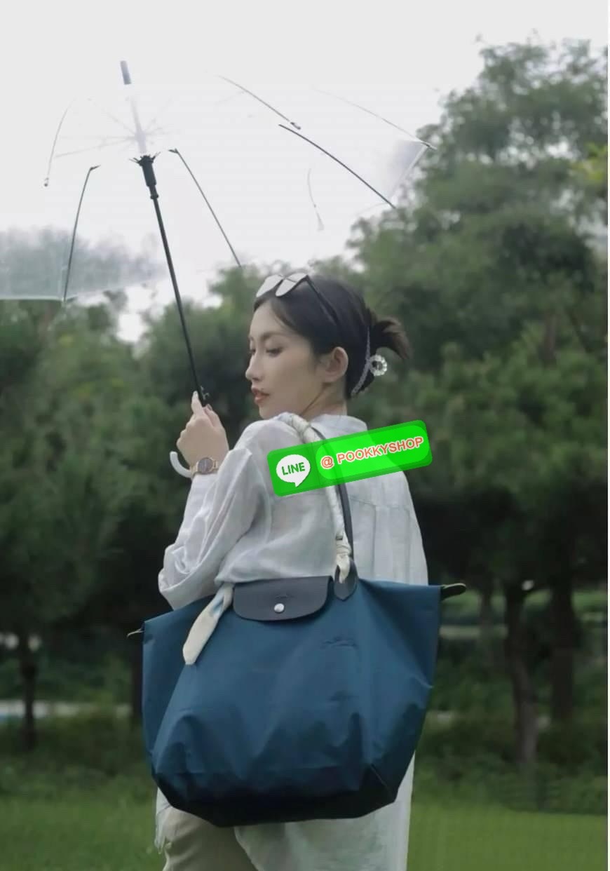 LONGCHAMP LE PLIAGE GREEN Shoulder bag L กระเป๋าโท้ทใบนี้ดึงดูดใจคุณด้วยรูปทรงมินิมอลและปริมาตรที่เพียงพอซึ่งสามารถเก็บเอกสารหรือแล็ปท็อปทั้งหมดของคุณได้อย่างง่ายดาย ด้ามยาวช่วยให้คุณสวมใส่ได้อย่างสบายบนไหล่ ขณะที่การปิดด้วยซิปช่วยให้มั่นใจได้ว่าสิ่งของทั