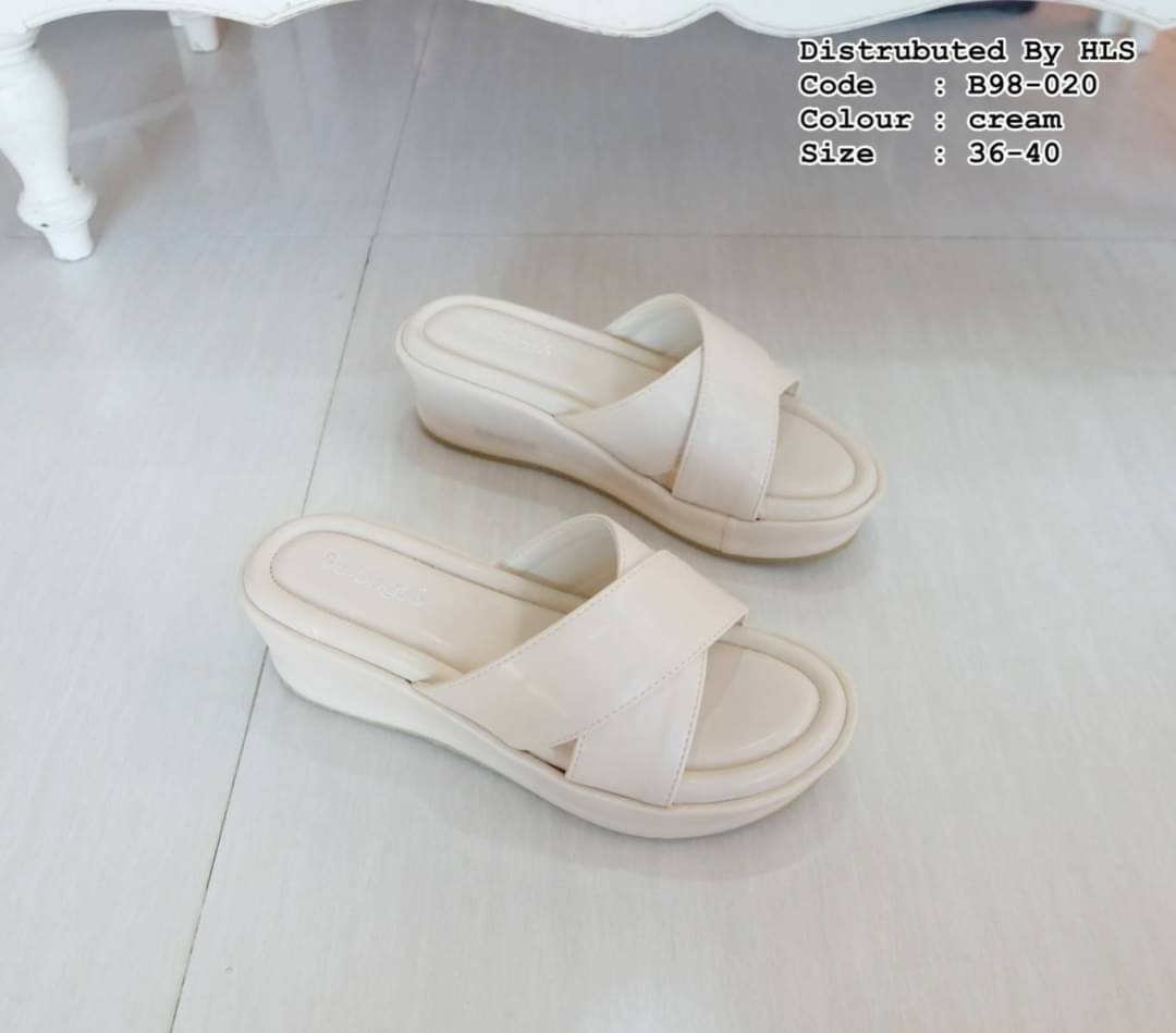 แบบใหม่ มาแล้วคะ พร้อมส่งคร่าา !! รองเท้าลำลองมส้นขนมปัง หน้าสวมหนังแถบใหญ่ไขว้ พื้นนิ่มมากกกกกก ทรงสวม สีพื้นเรียบหรู ใส่สบายมากๆ ใส่สบายๆๆชิวๆ