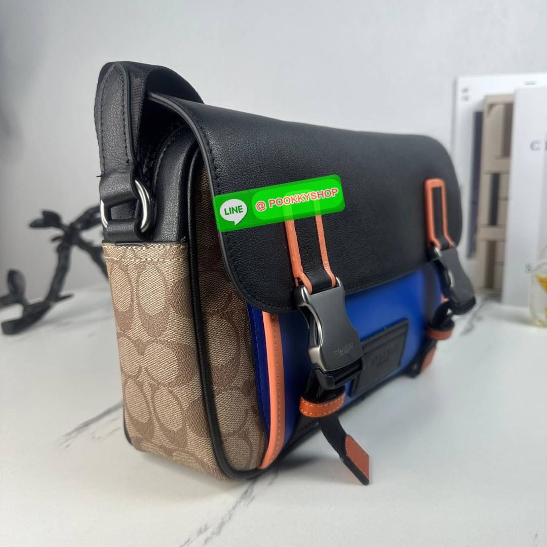 กระเป๋า COACH TRACK CROSSBODY IN COLORBLOCK SIGNATURE CANVAS (COACH C2725) กระเป๋าสะพายใบใหญ่ Unisex ที่เท่ได้ทั้งชายและหญิง วัสดุหนังแท้ หนังนิ่ม สัมผัสมือดีมากๆ เก็บดีเทลด้วยหนังแคนวาสคุณภาพ เนียบคมกริบ อยู่ทรงสวย ขนาดกำลังดี ไม่เล็ก ไม่ใหญ่เกินไป ด้านใ