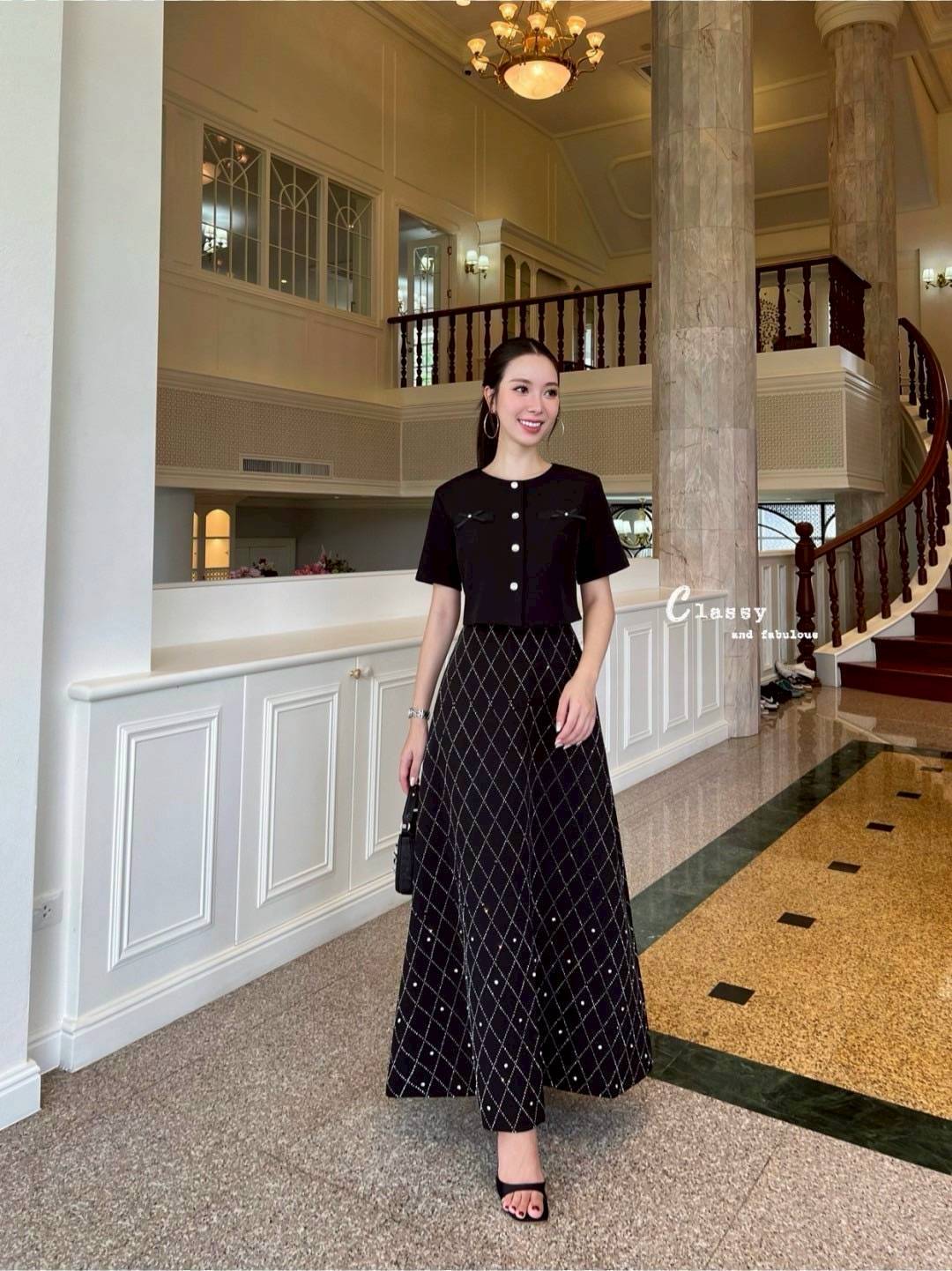 ชุดเซทแฟชั่น set เสื้อผ้าพื้นคอกลมแขนสั้นติดโบว์กระดุมเพชรด้านหน้า + กระโปรงยาวเพชร