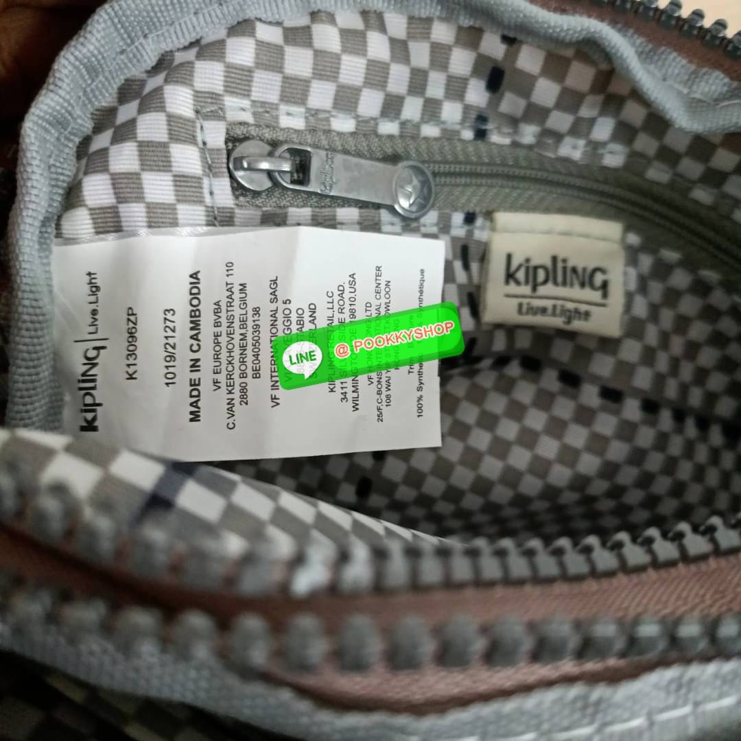 KIPLING Monkey program Seoul up clutch & sling bag รุ่น 2 ซิป (ขนาด 7 นิ้ว) กระเป๋าคล้องมือ หรือ สะพายข้าง ขนาดเล็ก วัสดุ Nylon & Polyester 100% ใช้งานได้ 2 รูปแบบ มีสายสลับเปลี่ยนได้ทั้งแบบคล้องมือ และ สะพายข้าง ตามโอกาสการใช้งาน