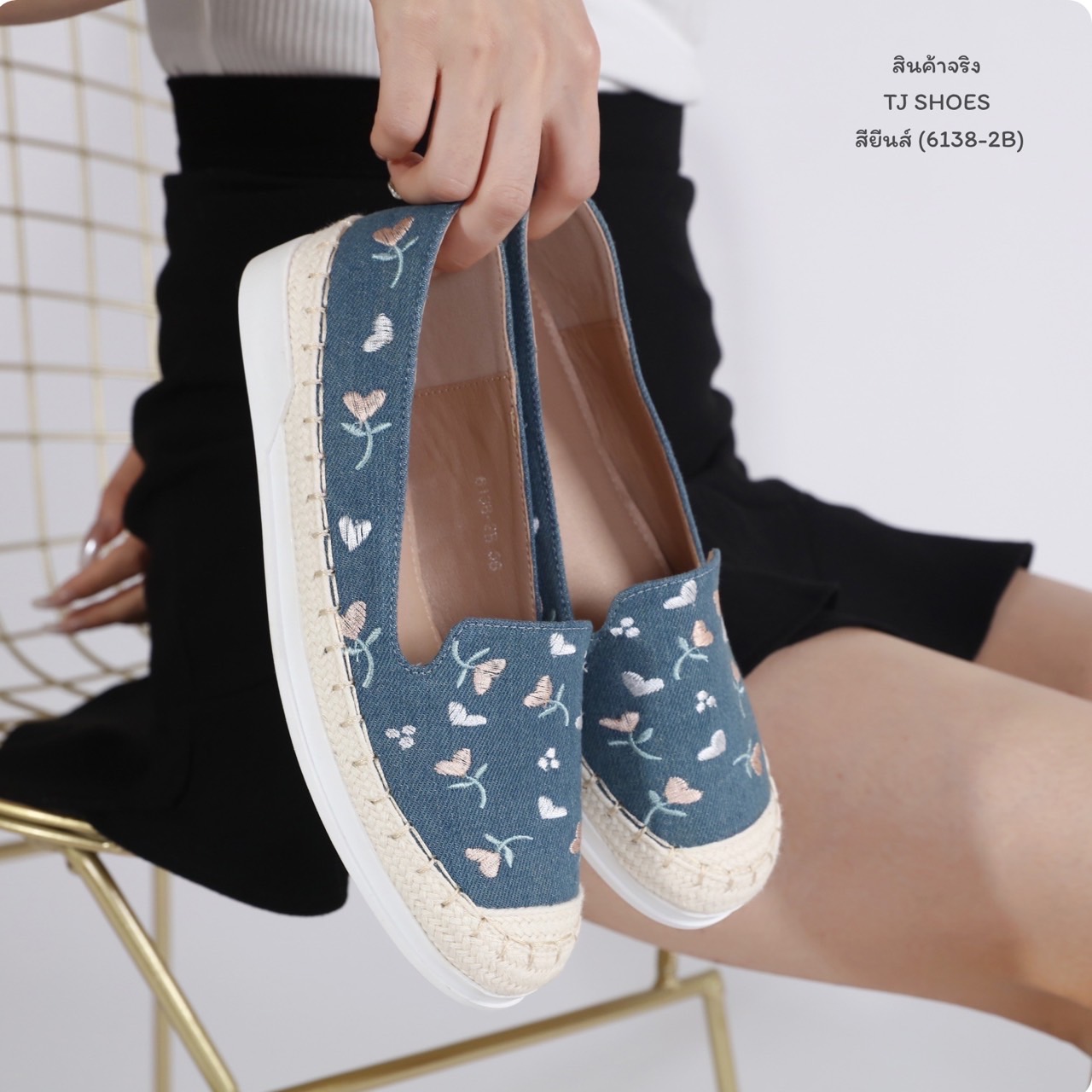 พร้อมส่งแบบใหม่มาแรง รุ่นนี้เป็นงานสั่งทำพิเศษ คุณภาพดีมากๆ - ผ้ารุ่นนี้นิ่ม นิ่มมากนิ่มสุดๆ - พื้นบุนวมนิ่มใส่นุ่มสบายมาก น้ำหนักเบา - ใส่นุ่มเดินทั้งวันได้สบายมากๆ - สวยใส่ง่าย แมทได้กับทุกชุด ใส่ได้ตลอดไม่ตกเทรนด์ - ส้นเกรดพรีเมี่ยมกันลื่นอย่างดี