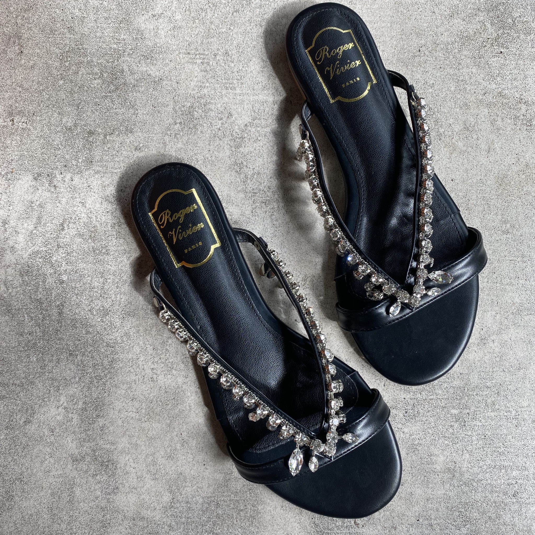 พร้อมส่ง รองเท้าแตะ เพชร roger vivier เพชรสวยมากกก ระย้า ด้านข้าง พื้นแบรนด์