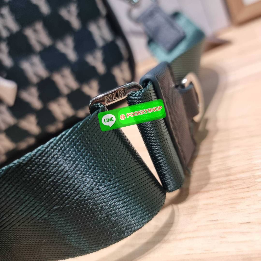 MLB JACQUARD MONOGRAM CROSSBODY BAG ฉุดไม่อยู่ ดาเมจแรงมาก!! กับกระเป๋าครอสบอดี้ ที่สายเกาต้องมี!! ดีไซน์ลวดลายโมโนแกรมเอกลักษณ์ ลงบนผ้า jacquard ได้อย่างลงตัวและสวยงาม เปิด-ปิดด้วยซิป ภายในโล่งกว้าง จุของสบายๆ มาพร้อมใบลูก และสายสะพายข้าง ให้ความคล่องตัว