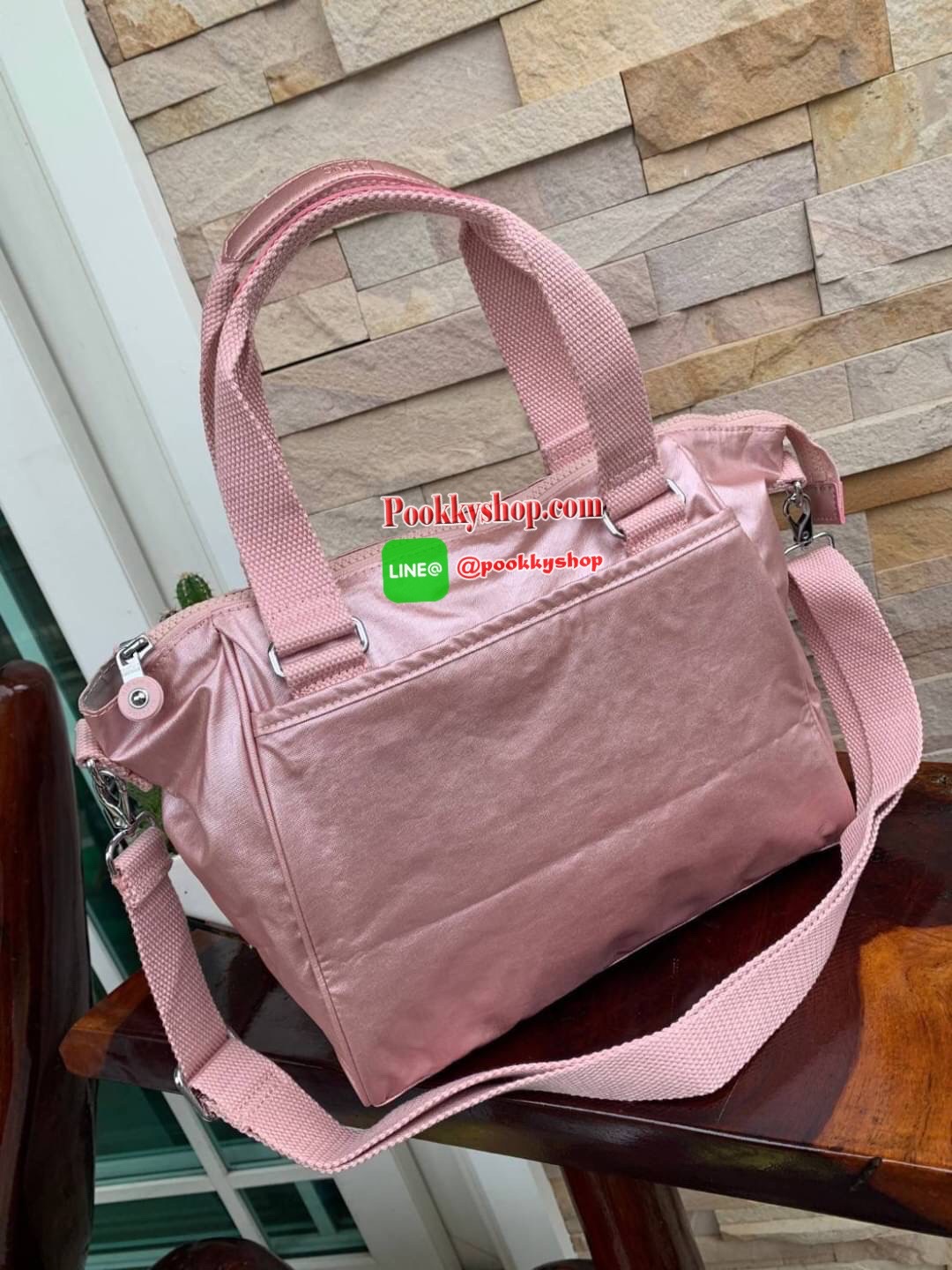 Kipling women’s amiel handbag (k15371) กระเป๋าถือหรือสะพายข้างได้ วัสดุpolyamide100%เปิดปิดกระเป๋าแบบซิปเดียว ภายในมีฐานกว้าง มีช่องซิป ช่องเล็กแยกเป็นสัดส่วนพร้อมสายห้อยกุญแจ ด้านหลังกระเป๋ามีช่องซิปยาวหนึ่งช่องใช้งานได้จริง มาพร้อมสายสะพายถอดออกได้ ปรับ