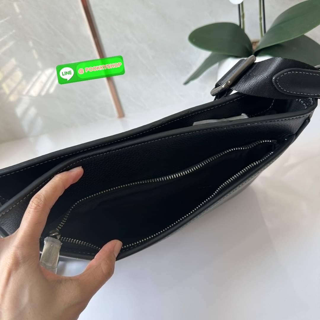 COACH DISTRICT CROSSBODY IN SIGNATURE CANVAS CH078 🔖กระเป๋าสะพายคอสบอดี้ทรงสีเหลี่ยม 🔖วัสดุ : canvas, ตัดขอบหนัง pebble leather 🔖 เปิด-ปิดแบบซิป ด้านในมีช่องซิปและช่องอเนกประสงค์ ปิดด้วยซิปด้านบน ซับในผ้า มีช่องซิปและช่องเก็บของด้า