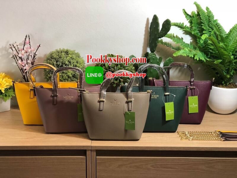 Kate Spade Cedar Street Mini Harmony Crossbody Small Handbag กระเป๋าสะพายใบเล็กสุดน่ารัก วัสดุหนัง Saffiano สวยหรูอยู่ทรงสไตล์ น่ารักไม่ซ้ำใคร ด้านหน้าประดับโลโก้สีทองสวย ภายในมีช่องซิปและช่องเล็ก สามารถใส่ ipad mini กระเป๋าสตางค์ใบยาวของใช้ได้จุกจิกได้เย