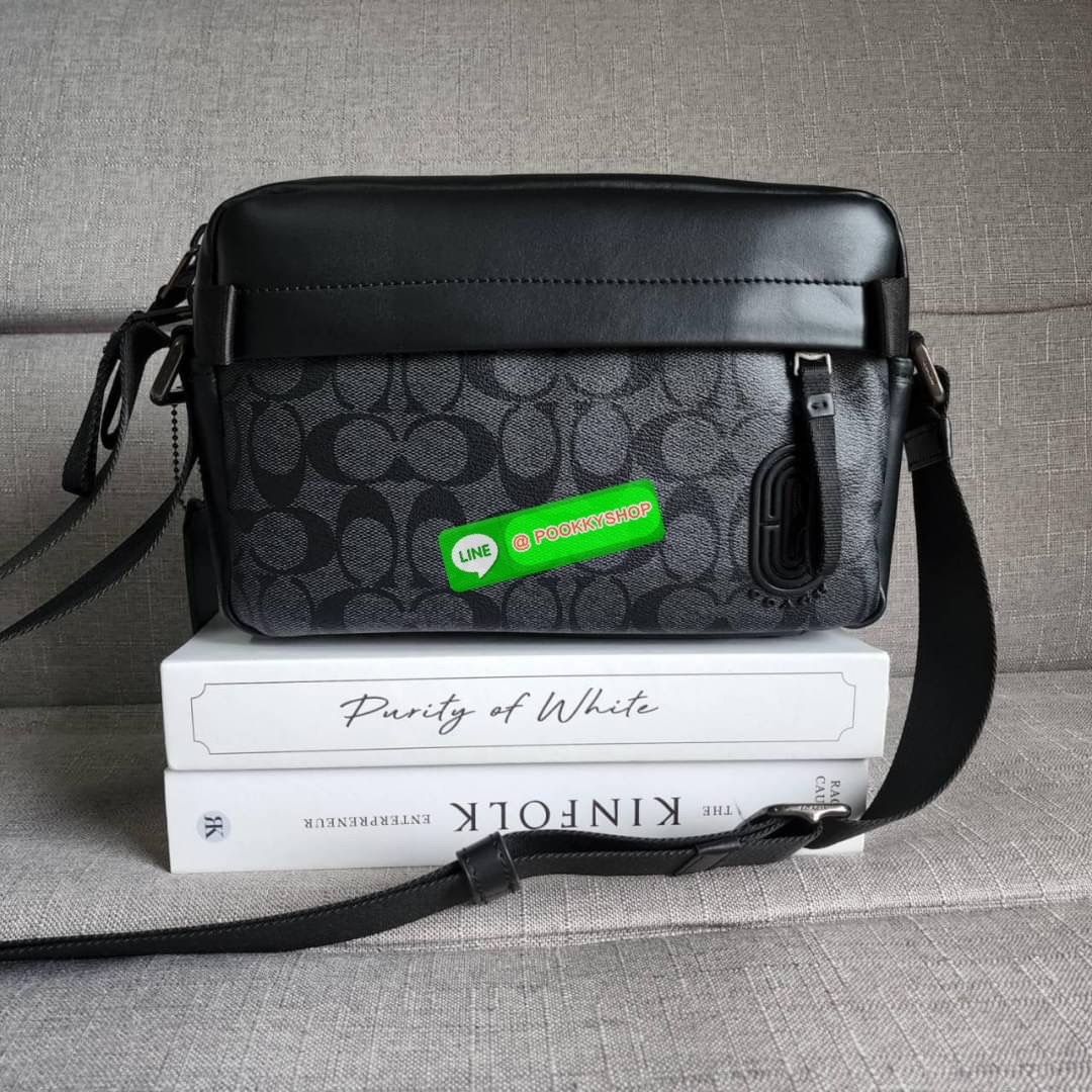 COACH EDGE CROSSBODY IN SIGNATURE CANVAS (2338) กระเป๋าสะพายข้าง วัสดุแคนวาสตัดขอบหนังแท้ หนังนิ่มมืออย่างดีค่ะ ด้านหน้ามีช่องซิปซ่อนให้หนึ่งช่อง เปิดปิดช่องหลักแบบซิปคู่ภายในกว้าง ใส่ของได้จุเลยนะคะ มีช่องซิปและช่องเล็กให้อีก2ช่อง ด้านหลังกระเป๋าจะเป๋าช่
