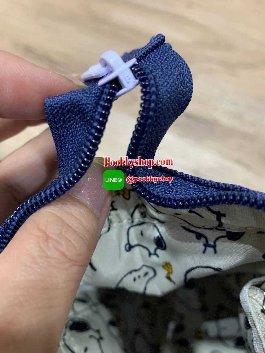 Anello X Peanuts 2 ways Boston regular size(Os-S044) ได้ Collaboration หรือเป็นการร่วมงานกับตัวการ์ตูนสุดคลาสสิคอย่าง Peanuts มานำเสนอโดยเอาคาแลคเตอร์ ในการใช้ชีวิตประจำวัน ที่เหมาะสม มาวางบนตัวกระเป๋า กระเป๋า anello (อเนลโล่) กระเป๋าเป้แบรนด์ของญี่ปุ่น ท