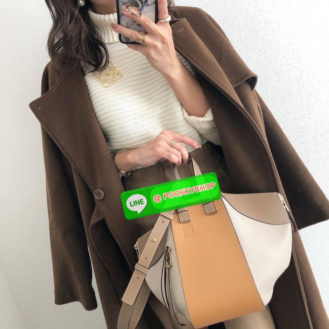 ✴️ห้ามพลาด!✴️LOEWE HANDLE & SHOULDER BAG VIP GIFT WITH PURCHASE (GWP) กระเป๋าถือหรือสะพายหนังแท้พรีเมี่ยมกิ๊ฟ Limited จาก LOEWE PERFUME DUTYFREE รุ่น Rare items สุดๆวัสดุหนังแท้ Calfskin หนังสวยดีไซน์มีเอกลักษณ์ ใบใหญ่กำลังดี น้ำหนักเบา ด้าน