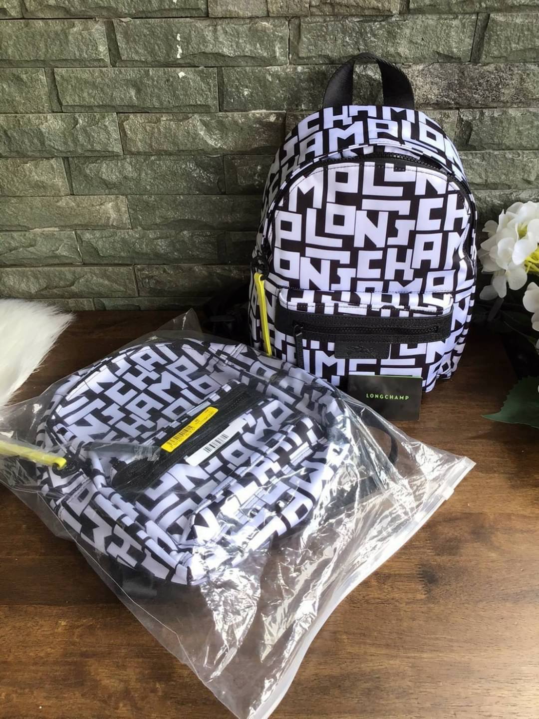 LONGCHAMP LE PLIAGE LGP BACKPACK รายละเอียด • วัสดุ: ผ้าใบ • อะไหล่: นิกเกิล • ตัวกระเป๋า: ผ้าใบโพลีอะไมด์เคลือบด้านใน • ตกแต่ง: หนังวัว รายละเอียดภายนอก • การปิด: ด้วยซิป • สายสะพาย: เลื่อนปรับระดับได้ • ช่อง: 1 ช่องซิป ภายใน • ช่องใส่ของ: 1 ช่อง ช่องด้า