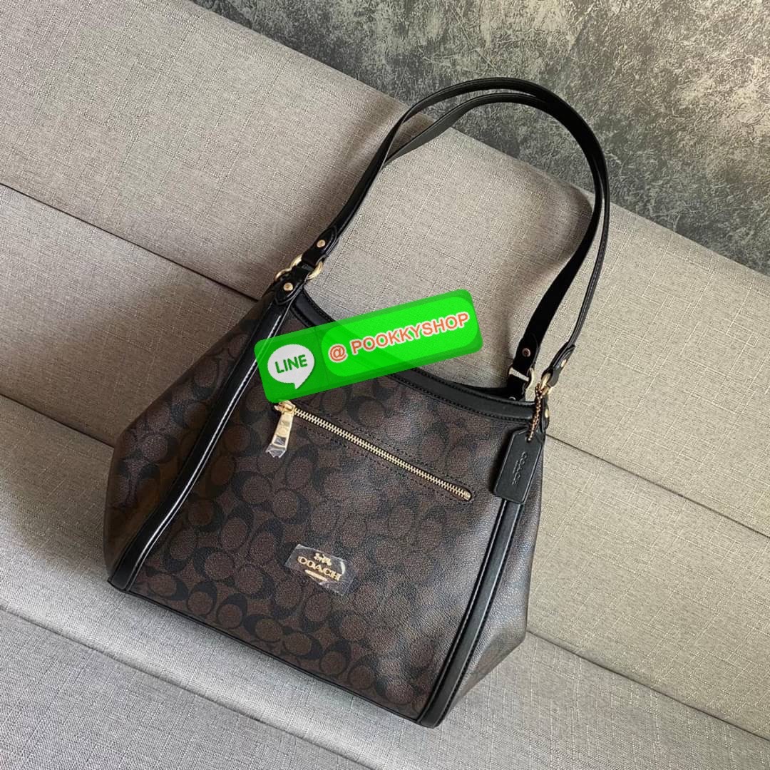 COACH C6232 KRISTY SHOULDER BAG IN SIGNATURE CANVAS (COACH C6232) สุดคุ้ม สาวๆสายช้อป ห้ามพลาด กระเป๋าสะพายไหล่ ใบใหญ่จุของได้เยอะ สายช้อปใช้งานเกินคุ้ม วัสดุหนังแคนวาส ภายในช่องกว้าง แบ่งสัดส่วน ด้านหน้ามีช่องซิป เปิด ปิด ด้วยกระดุมแม่เหล็กมีช่องซิปตรงกล