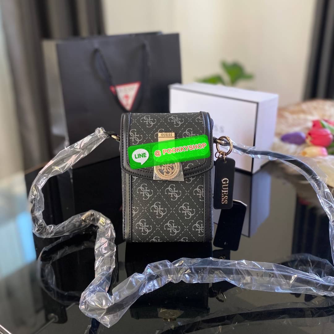 Guess กระเป๋าใส่โทรศัพท์ สวยมากกกก ทรงดีสุดๆ เป็นทรงกล่องทรงสวยที่ตามหากันม๊าก มาก มาพร้อมกล่องครบเซ็ต ด้านหน้าแต่งโลโก้แบรนด์ เปิด-ปิดด้วยกระดุมแม่เหล็ก มีสายยาวเป็นสายหนังปรับระดับได้มากถึง 7ระดับ