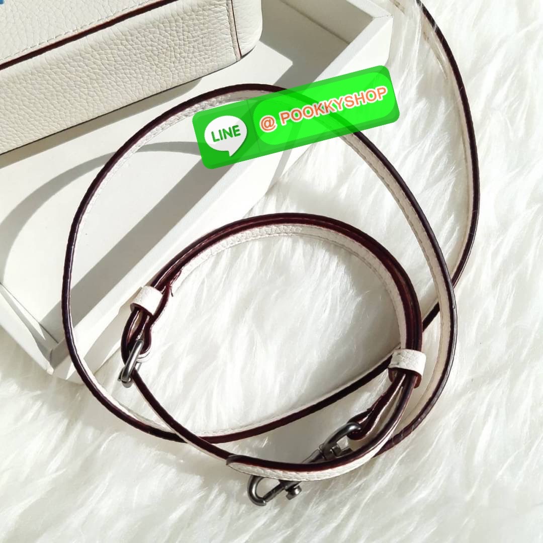 COACH 1103 KIRA CROSSBODY WITH WILDFLOWER PRINT 🏷 เป็นคอลเลคชั่นที่ฮอตมากๆอีกหนึ่ง!! รุ่นนี้ใช้ได้ถึง 2 แบบ!! กระเป๋าสะพายข้าง พร้อมสายคล้องมือ ปรับเปลี่ยนได้ไม่มีเบื่อ ดีไซน์เอกลักษณ์ลวดลายดอกไม้ ใครเห็นเป็นต้องชอบ!! วัสดุหนัง pepble สวยทนทาน ใส่