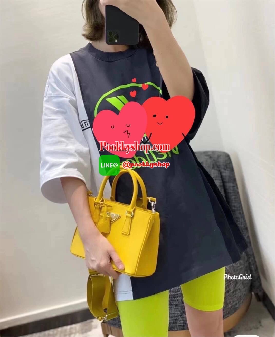 Prada กระเป๋าถือหรือสะพายอเนกประสงค์ วัสดุหนังสวยอยู่ทรงขนาดกำลังดีน้ำหนักเบา ดีไซน์สวยเก๋ที่หูหิ้วกระเป๋า โลโก้แบรนด์อะไหล่หรู หูจับแข็งแรงพับลงได้สะดวกใช้หัวซิปแบรนด์ ภายในมีโลโก้ ช่องซิป ช่องใส่มือถือ สามารถใส่กระเป๋าสตางค์ใบยาว ipad mini ของใช้จุกจิกไ