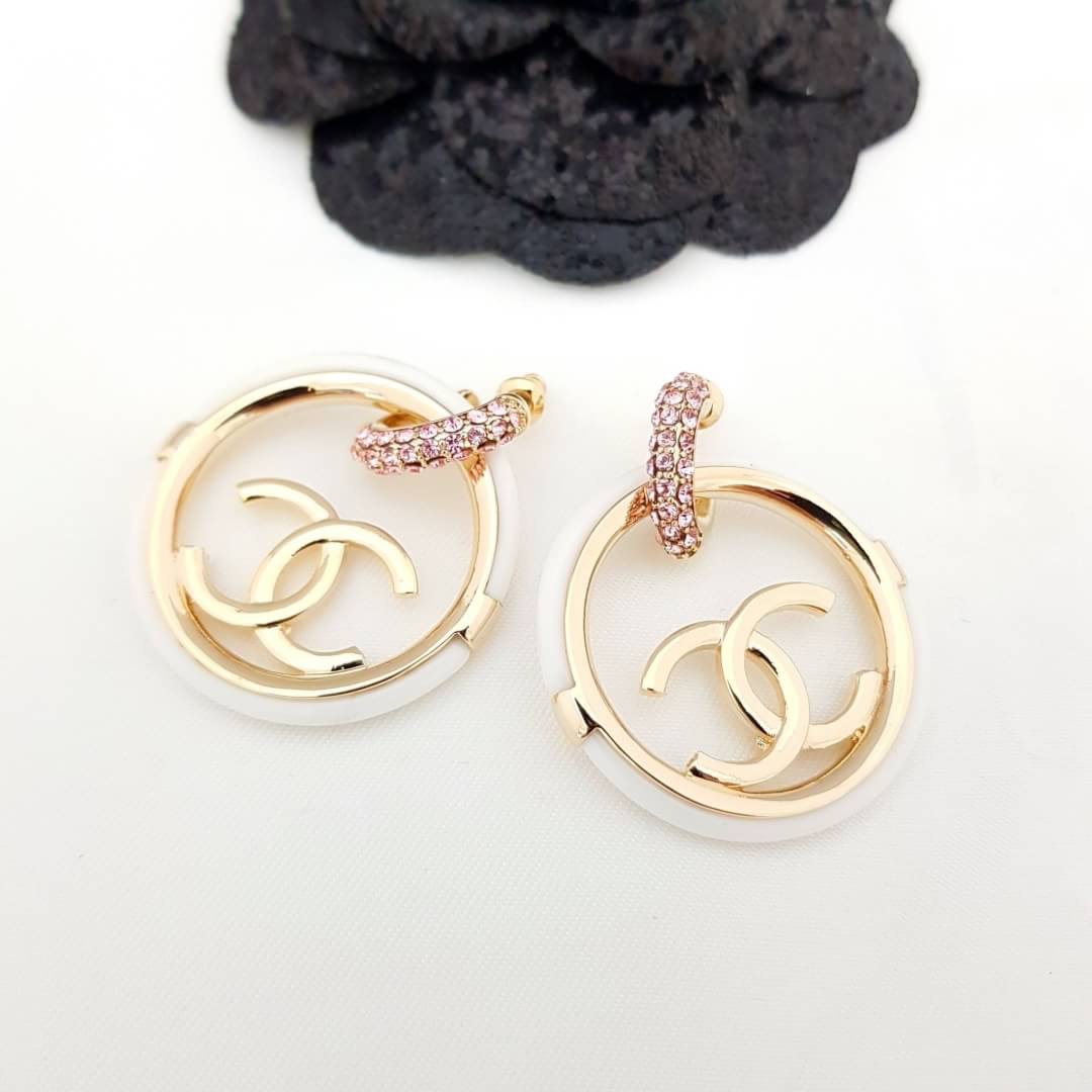Super Hi-End Quality !!!! ((งาน 1:1 เหมือนในช็อปมากที่สุดในท้องตลาด)) Chanel Earring ต่างหูชาแนลงาน 1:1 เหมือนของแท้เป๊ะๆค่ะ รับรองงานสวยมากกกกก ดูหรู ดูผู้ดีสุดๆ งานดี คุณภาพดีมากๆมากๆคะรับประกันความพอใจเลยค่ะ ตัวเรือนสีทองอ่อน สวยมาก คอนเฟิม !!!!! ตัวเร