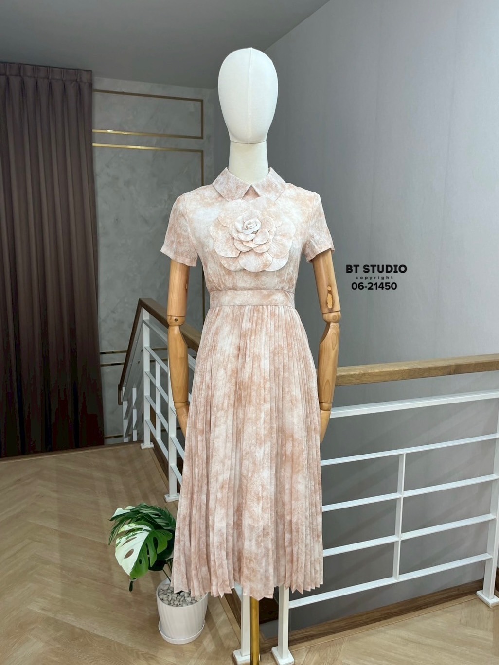 เดรสแฟชั่น เดรสยาวคลุมเข่าแขนสั้นคอปกตัดต่อกระโปรงอัดพรีท