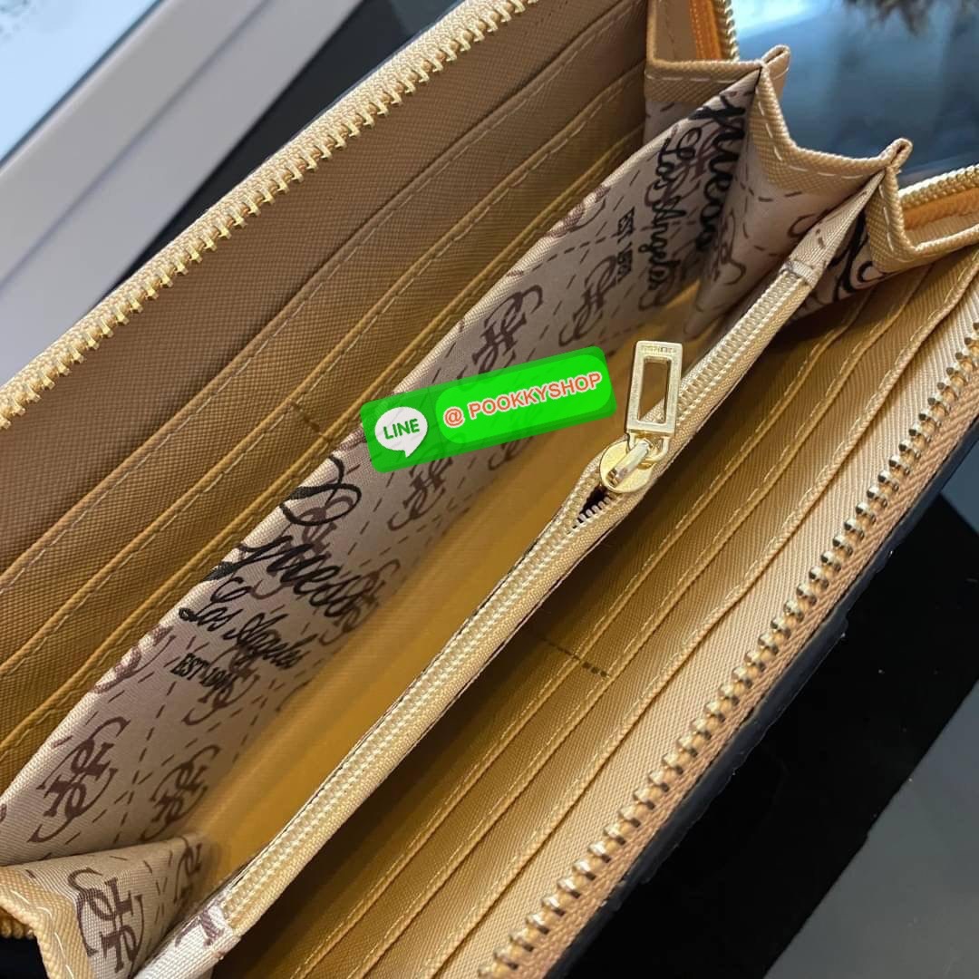 Guess Long Wallet กระเป๋าเงินใบยาวซิปรอบ ด้านหน้ามีโลโก้แบรนด์สีเข้ากระเป๋าสวยสะดุดตา รุ่นนี้มีสายคล้องมือมาให้ เพื่อใช้งานง่ายและสะดวกมากยิ่งขึ้น ด้านในมีช่องใส่ธนบัตร ช่องใส่บัตร และช่องซิปใส่เหรียญค่ะ