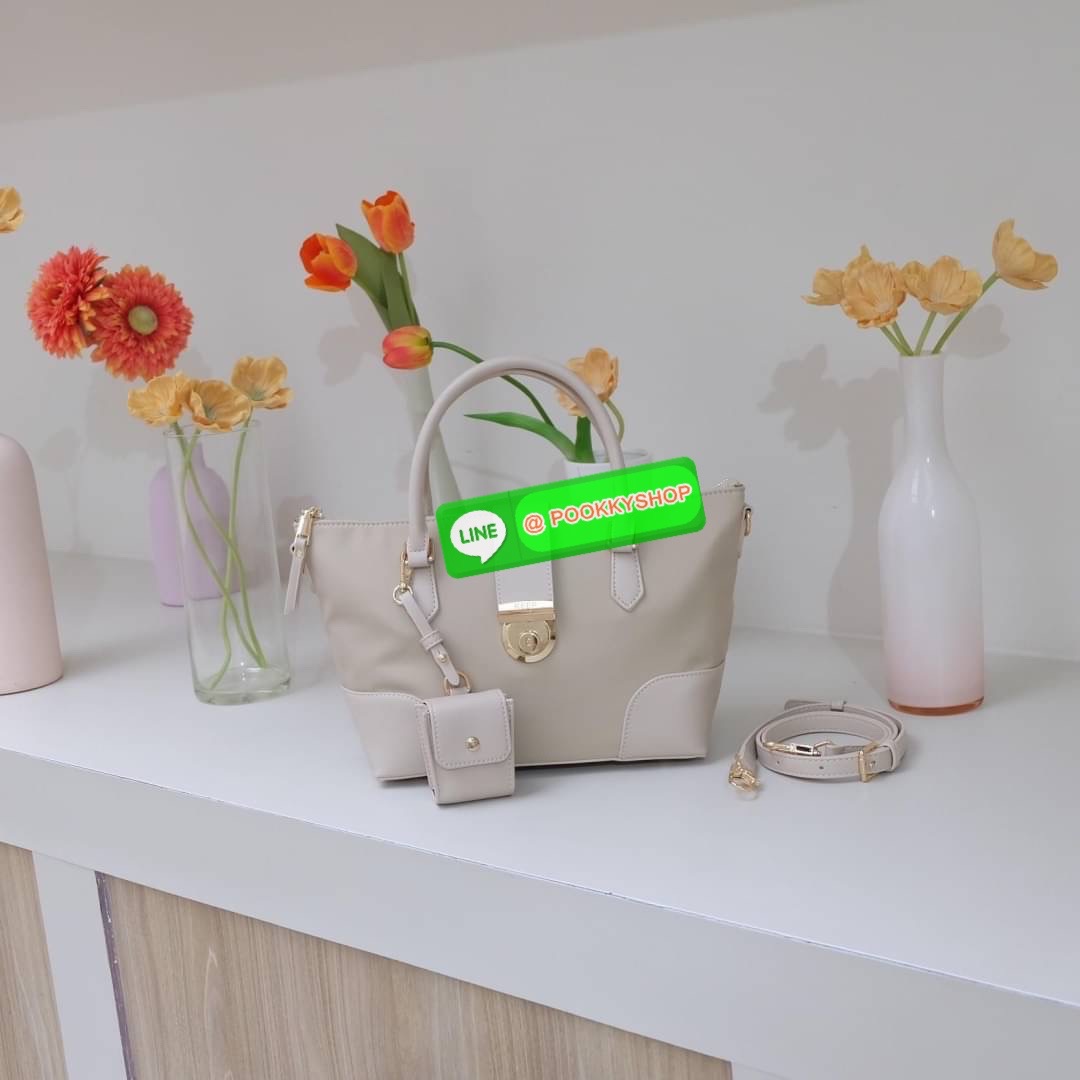 คอลเลคชั่นใหม่ รุ่นขายดี KEEP ‘ Phony bag ‘ อีกรุ่นที่ ถูกถามเข้ามาเยอะที่สุด เป็นกระเป๋า size กลางๆที่ ดีไซน์ให้ออกมาเรียบ หรู หยิบมาใช้งานได้ในทุกๆ วัน