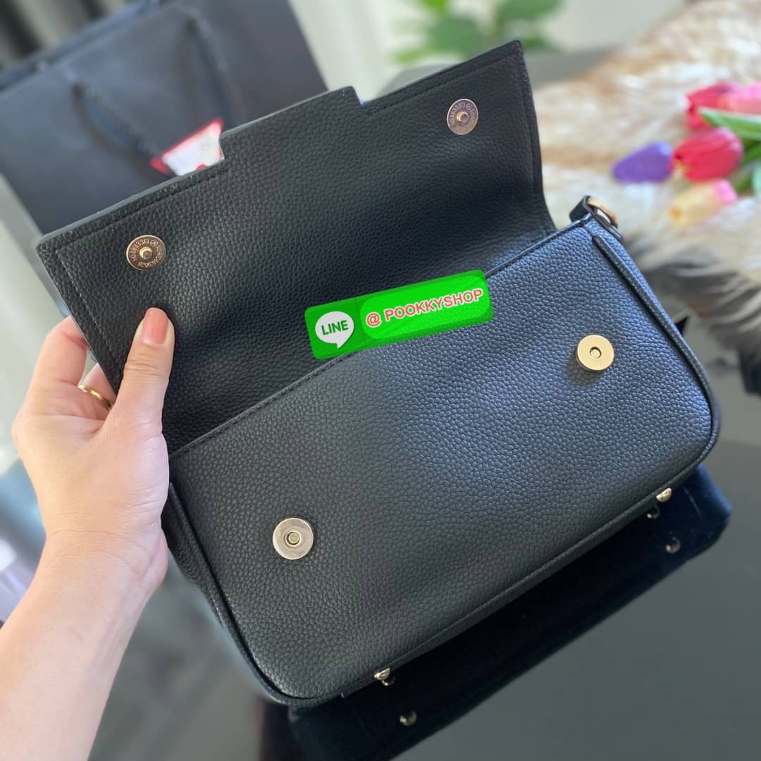 GUESS Brightside Shoulder Bag กระเป๋าสะพายไหล่-ครอสบอดี้ ใช้ได้หลายสไตล์ ตัวกระเป๋าหนังสังเคราะห์สีดำตกแต่งด้วยหมุดสวยเก๋ เปิดปิดด้วยกระดุมแม่เหล็ก ด้านในใส่กระเป๋าสตางค์ยาวได้ มีช่องซิปเพิ่มอีกช่อง สายสามารถถอกใช้ได้หลายสไตล์ ดูหรูที่สุดค่าใบนี้