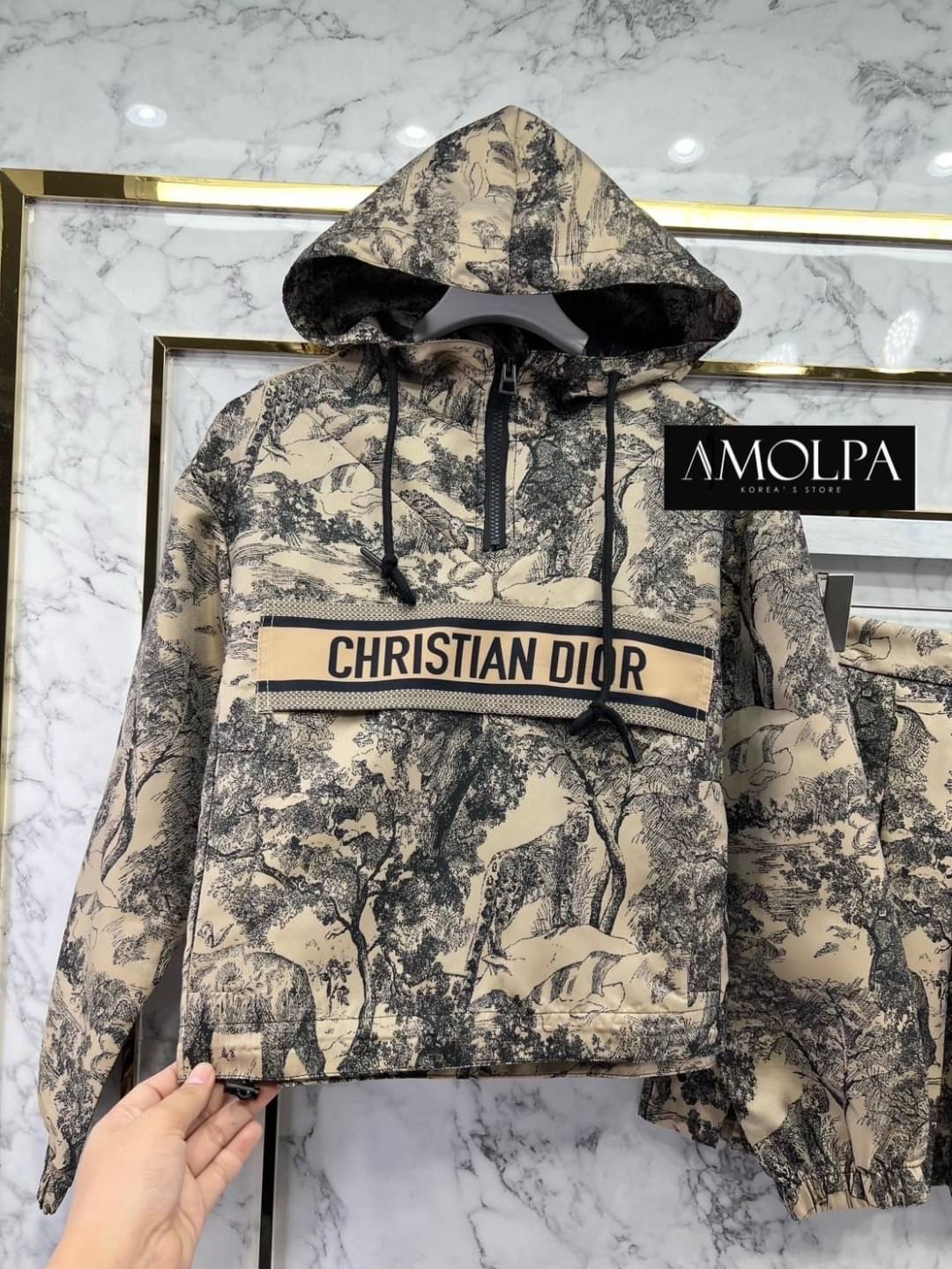 SET HOOD DIOR Classic Original 2023SS ตัวเสื้อเป็นเสื้อคลุมมีฮู๊ดดด มาพร้อมกระโปรงจีบรอบทรงสวย สวยเด่น ผ้าใส่สบายมากกกก เนื้อผ้าดีมากๆค่ะค๊าลูกค้า ใส่แล้วไม่ร้อนระบายความร้อนได้เป็นอย่างดีเลย ผ้าเย็นๆ ใส่สบายสุดๆ แมทซ์กับอะไรก็สวย เข้ากันได้ดี ป้าย Tag DI