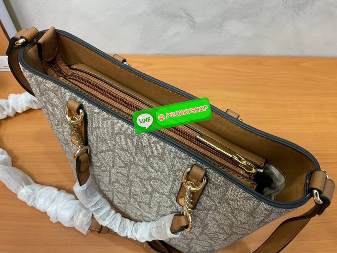 Calvin Klein Monogram Shopping Bag คอลเลคชั่นใหม่ล่าสุด ของมันต้องมี สวยหรูดูแพงมาก สำหรับรุ่นนี้!!! กระเป๋าถือ/สะพาย Crossbody รุ่นใหม่ชนช้อป รุ่นยอดนิยม วัสดุ PVC คุณภาพดี น้ำหนักเบา ด้านหน้าประดับด้วยโลโก้แบรนด์ ตัวกระเป๋าลาย monogram สวยหรู รอบใบ มาพร