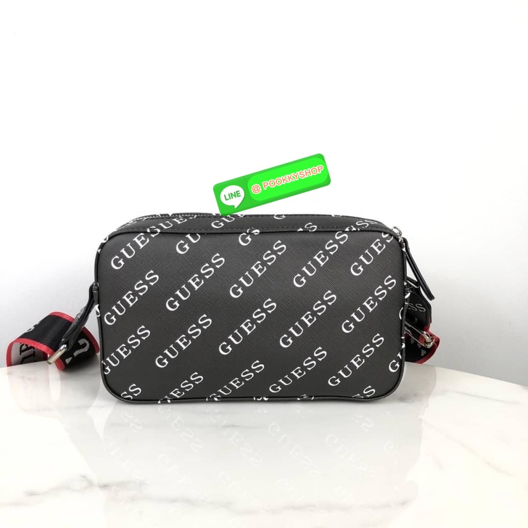กระเป๋าสะพาย GUESS ด้านหน้าเปิด - ปิดกระเป๋าด้วยกระดุมแม่เหล็ก มีช่องใส่ของ 1 ช่อง ด้านบนเปิด - ปิดด้วยช่องซิป ภายในโล่ง มีช่องเล็กใส่ของ 2 ช่อง และมีช่องซิป 1 ช่อง มาพร้อมสายสะพาย สามารถถอดและปรับได้ Free Size ค่ะ