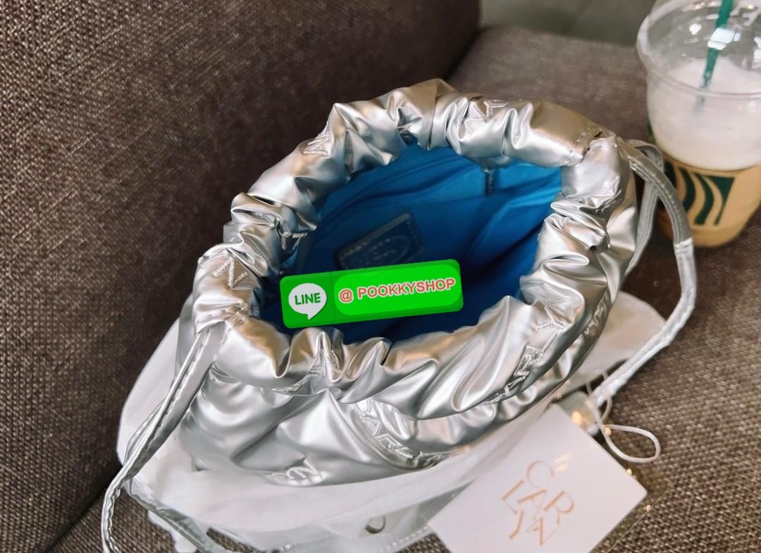 CARLYN TWEE MINI BAG #ไม่มินิตามชื่อจ้าา😘 💌พร้อมส่ง!สวยฉ่ำๆทุกสี ไม่มีไม่ได้แล้วจ้าา📌 ✔️กระเป๋าวัสดุไนล่อนอย่างดี นิ่มฟู ปักลายแบรนด์อันเป็นสัญลักษณ์ของรุ่นทั้งใบสวยงามค่ะ