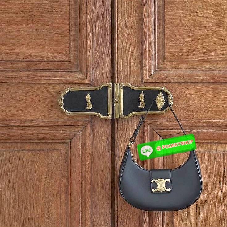 ✴️BEST SELLER!✴️CELINE SHOULDER BAG VIP GIFT WITH PURCHASE (GWP) พรีเมี่ยมกิ๊ฟ Limited Edition จาก CELINE HAUTEPARFUME DUTYFREE COUNTER วัสดุ TRIOMPHE CANVAS รุ่นใหม่ล่าสุดดีไซน์สวยหรู หนังสวยอยู่ทรง ภายในโล่งกว้างและจุสามารถใส่มือถือ กระเป๋
