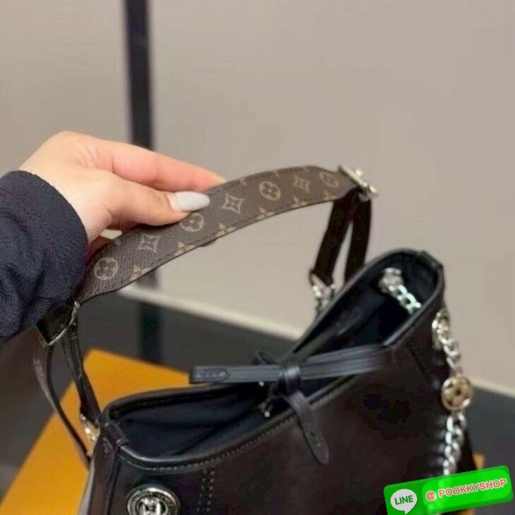 🕊️ พร้อมส่ง | LV CarryAll Vibe BB ใหม่ล่าสุด กระเป๋าสะพายทรงโท้ทไซส์เล็ก สวยหรูดีไซน์เรียบง่ายคลาสสิค ดูผู้ดี มาพร้อมใบลูกลายโมโนแกรมสุดไอคอนิก รูปทรงสวยตลอดกาล ใช้ได้กับทุกลุค ทุกโอกาส ภายในโล่งกว้างมาก ใส่ของสำคัญได้ครบแน่นอนจ้า