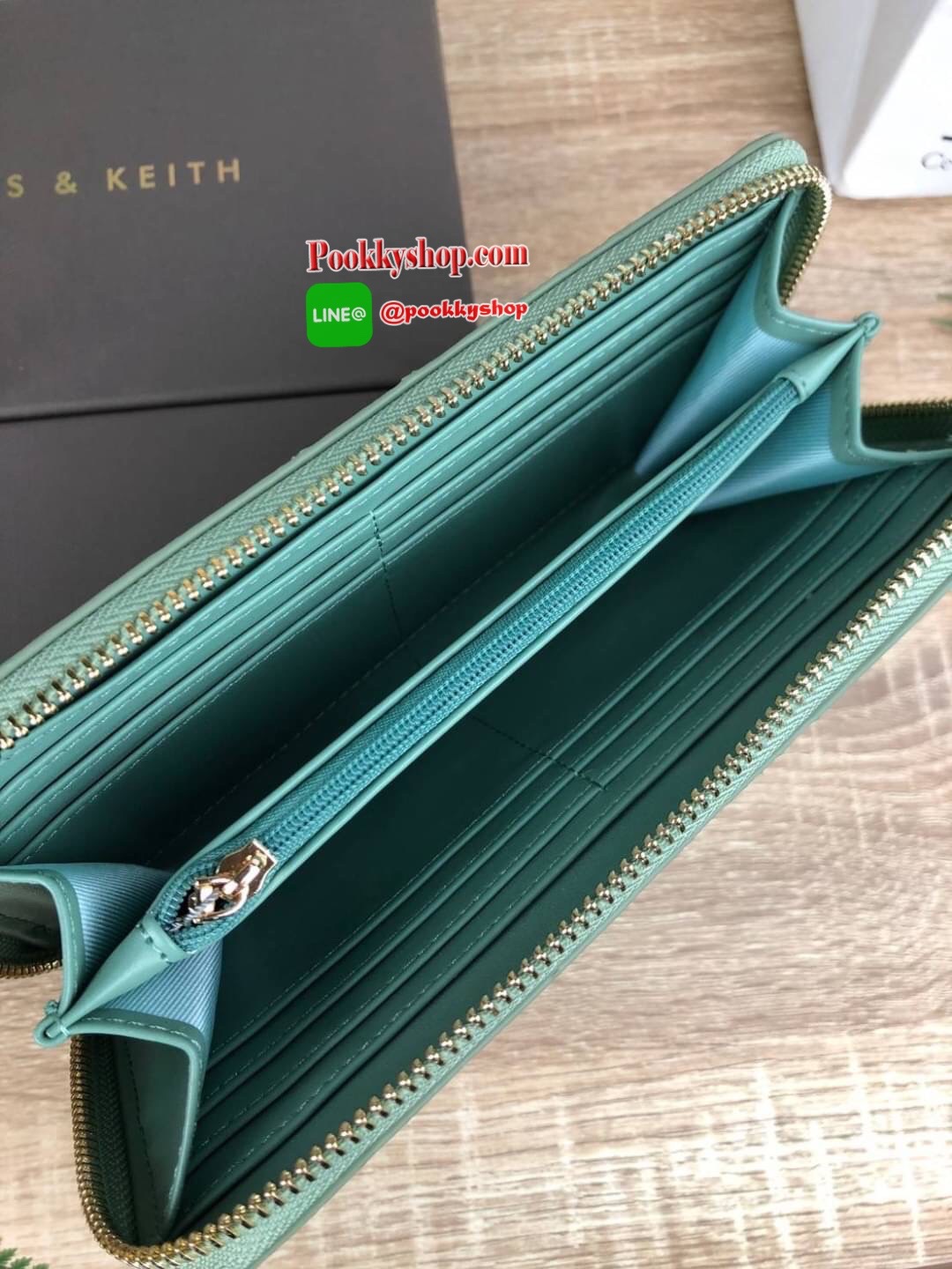 CHARLES & KEITH CROC-EFFECT LONG WALLET กระเป๋าเงินใบยาวซิปรอบ หนังปั๊มลายจรเข้ทั้งใบ ด้านในกระเป๋าแบ่งเป็น 3 ช่องใหญ่ มีช่องซิปใส่เหรียญตรงกลาง จุการ์ด 12 ช่อง สามารถใส่ธนบัตรได้ตามยาวอีก 2 ช่อง ใส่ iPhone plus ได้นะคะ❤️ รุ่นนี้มีแต่สีน่ารักๆเลยค่