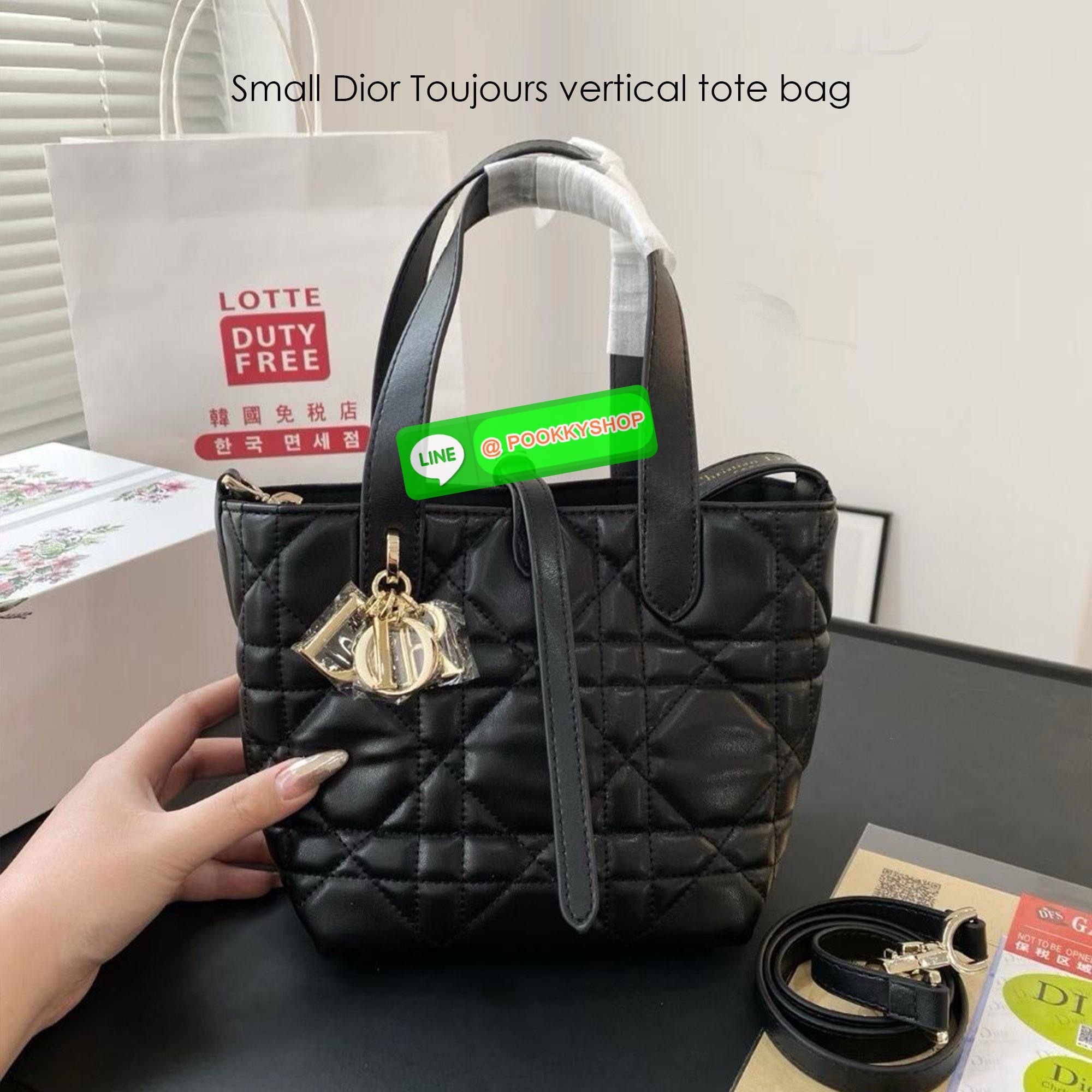 Dior Small Dior Toujours vertical tote bag 18cm กระเป๋าสะพายทรงบัคเก็ตไซส์ใหม่กะทัดรัด คลาสสิคหนังสวยหรูหราเกินราคา ดีไซน์นุ่มนวลทันสมัย ภายในโล่งกว้าง อัฟลุคปังได้ไม่ยากเลยสำหรับใบนี้ เป็นไอเท็มที่ควรมีไว้ติดบ้านอีกใบเลยน้า