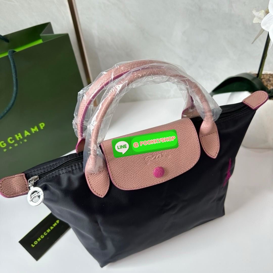 Longchamp Le Pliage Eiffel Tower Tote Bag S 🔖 Collection ใหม่ล่าสุดโดดเด่นด้วยลายปักหอไอเฟลขนาดกระทัดรัดจุของได้เยอะ 🔖วัสดุ : ไนลอนกันน้ำ 🔖เปิด-ปิด ด้วยฝาปิดกระดุมแป๊กมีซิปปิดด้านบน ภายในช่องโล่งกว้างสามารถใส่ iPad ได้ มีช่องแยกด้า