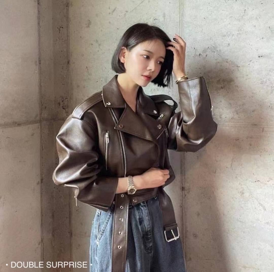 NEW ARRIVALS เสื้อJACKETหนัง คอปกทรงสวยเลยค่ะ งานติดซิปด้านหน้าและปลายแขน เจาะกระเป๋ารูดซิปได้ ชายเสื้อมีเข็มขัด งานมีซับในอย่างดี ใส่สวยทั้ง2สี น่ารักมากๆค่ะ (DOUBLE SURPRISE bydressmepls.)